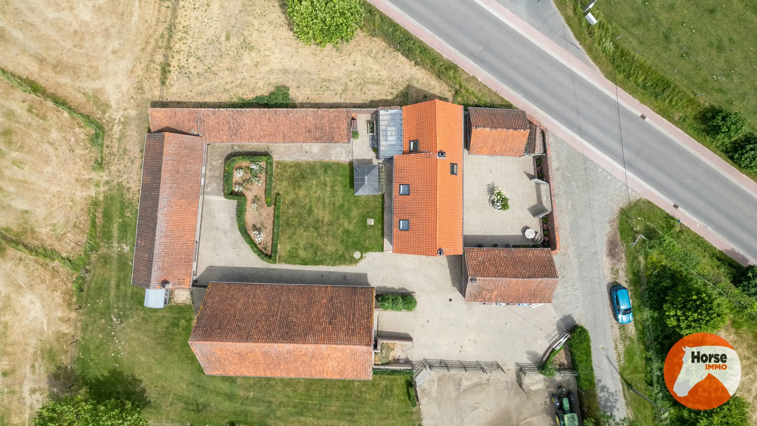 HEIKRUIS - Karaktervolle hoeve met stallen en piste op 1,7ha foto 4