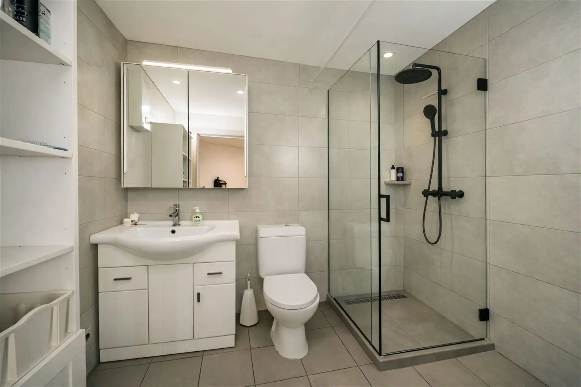 Ruim 2 slpk app. aan centraal station! foto 12