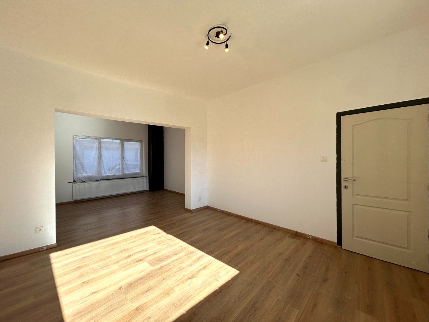 Instapklare woning met 3 kamers in het centrum van Meulebeke (Tielt)! foto {{pictureIndex}}
