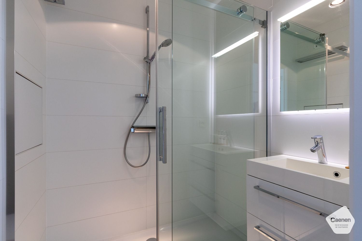 Fantastisch gerenoveerd hoekappartement met 1 slaapkamer foto 7