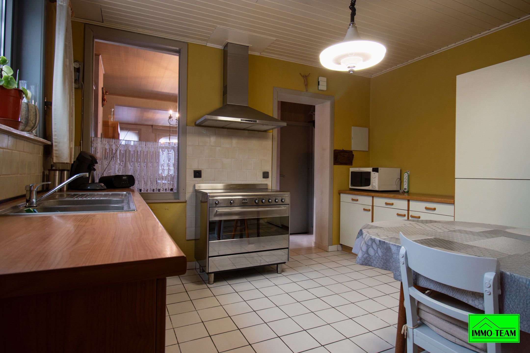 Goed onderhouden rijwoning met garage en ruim atelier foto 5
