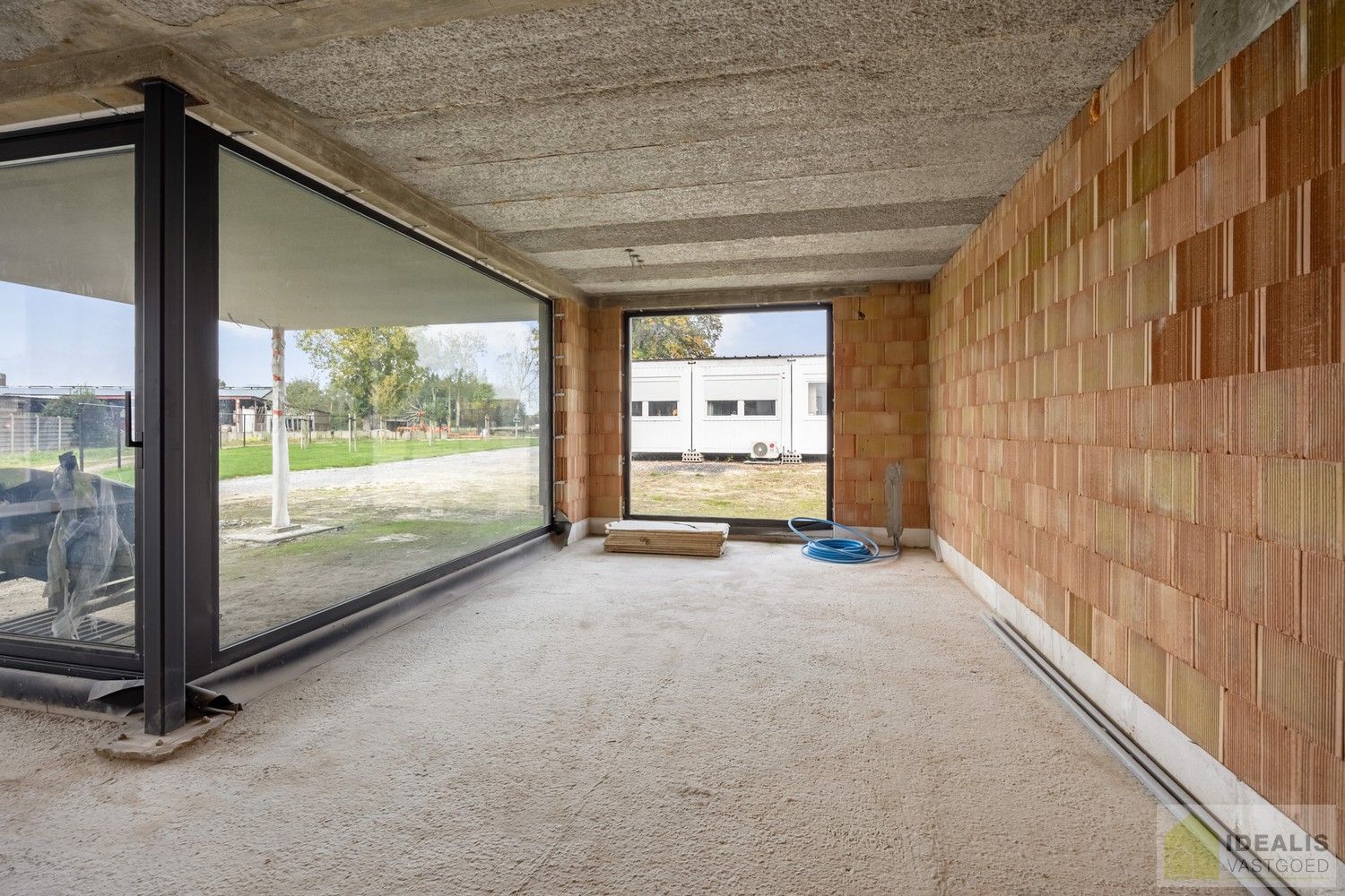 IDEALIS VASTGOED – RUIME (CASCO/VERDER AF TE WERKEN) NIEUWBOUWVILLA MET DE PERFECTE INDELING, EEN HEERLIJKE LEEFRUIMTE, KANTOOR, EXTRA RUIME BERGING, 3 RUIME SLAAPKAMERS, 3 BADKAMERS, CARPORT EN OVERDEKT TERRAS OP EEN RIANT PERCEEL VAN MAAR LIEFST 29A 51CA MET VRIJE ZICHTEN EN DE PERFECTE ORIENTATIE! foto 8