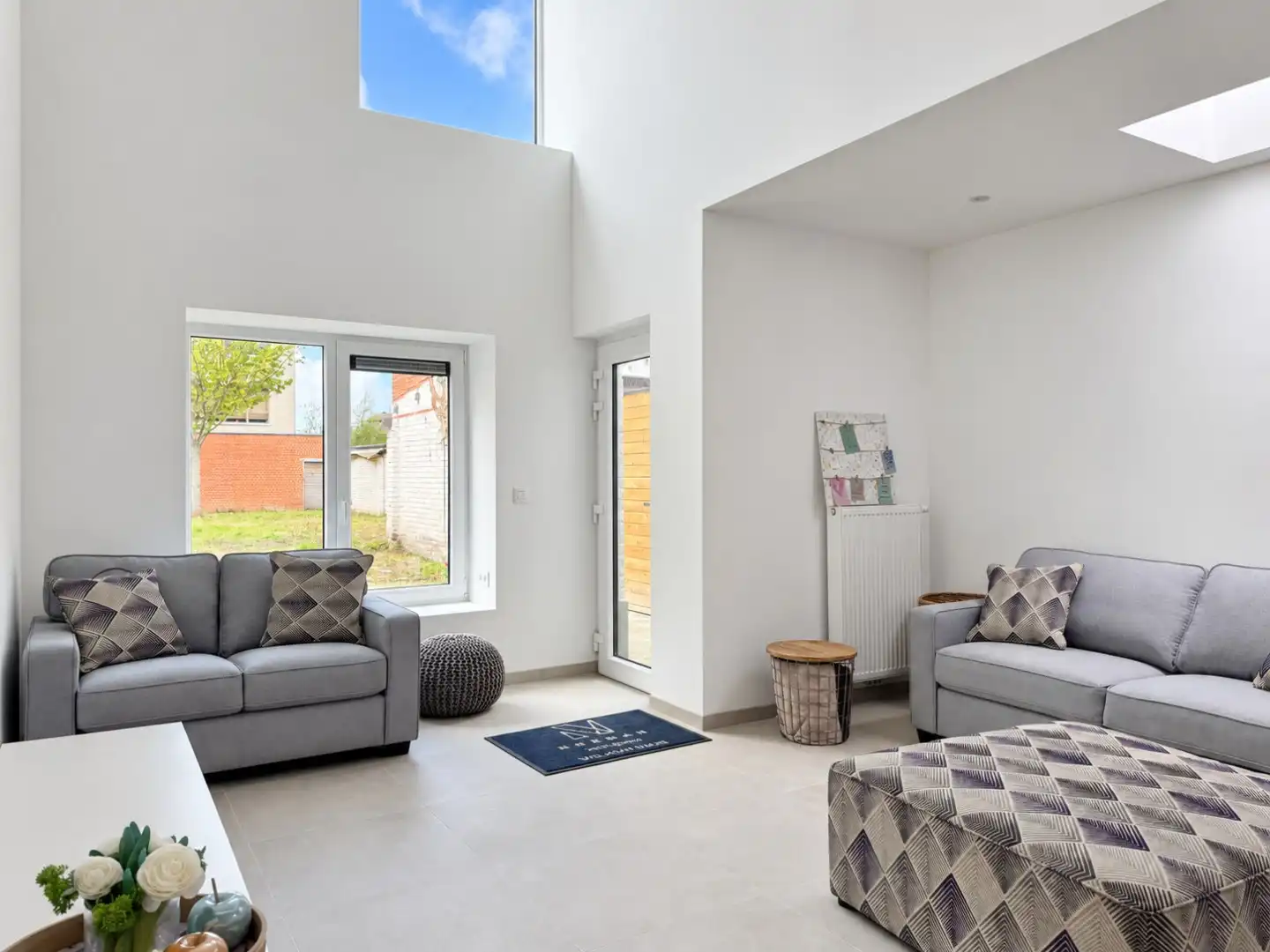 Grote vernieuwde woning met 4 kamers, uitweg en veel ruimte foto 2