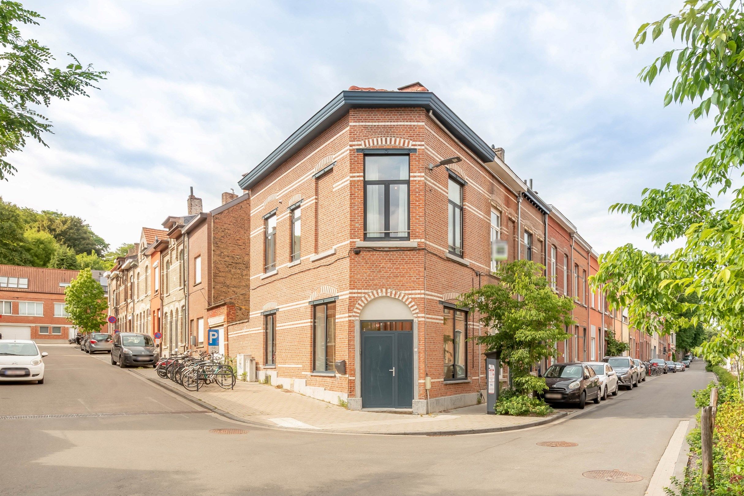 Prachtig gerenoveerde hoekwoning! foto 2