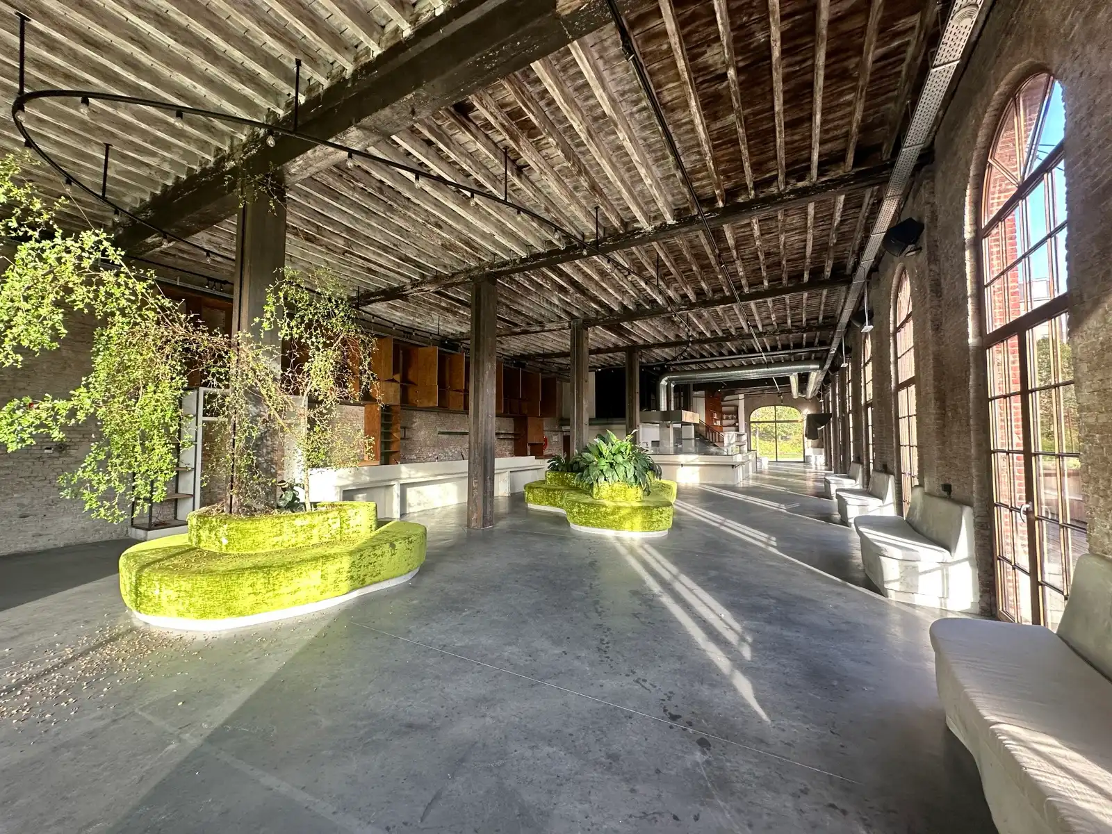 Horecapand met terras aan Park Spoor Noord foto 5