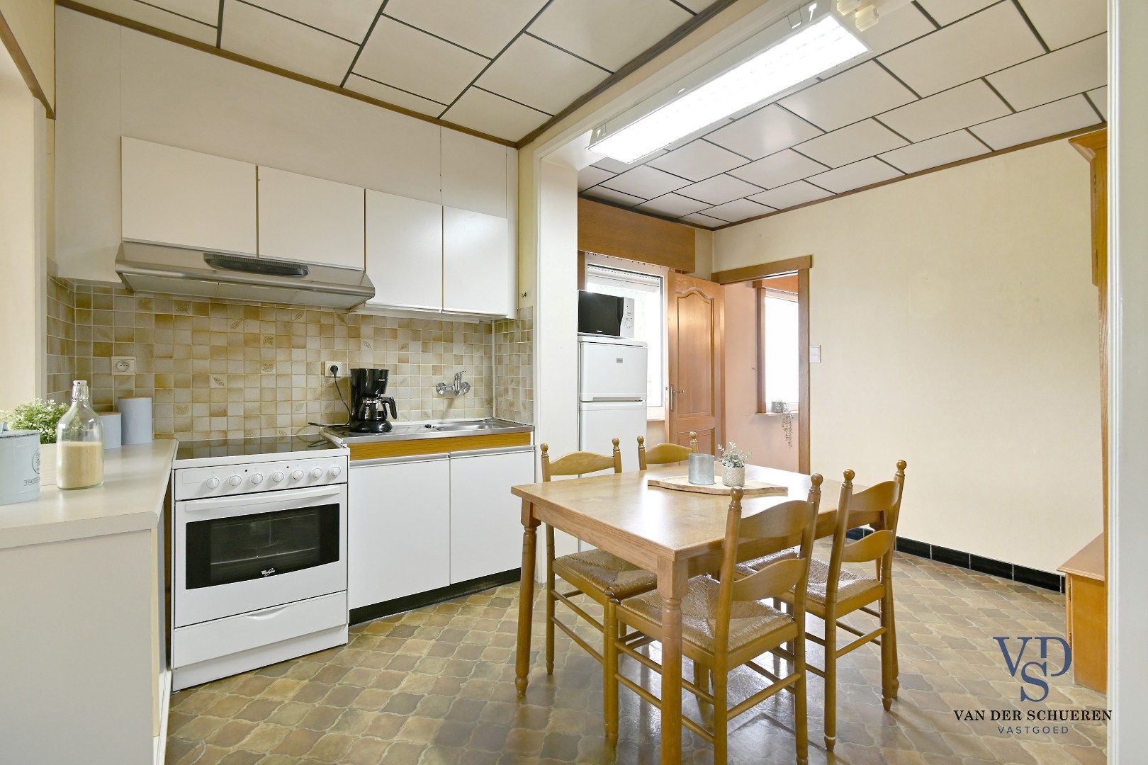 Te renoveren woning met uniek uitzicht op de omliggende akkers foto 9