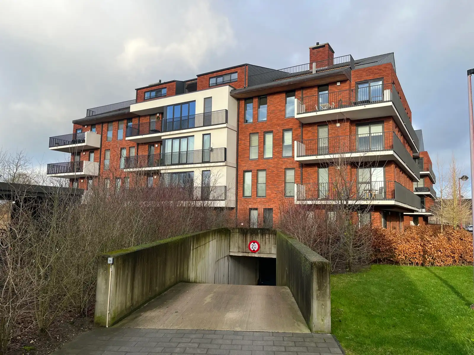 Ondergrondse autostaanplaats foto {{pictureIndex}}