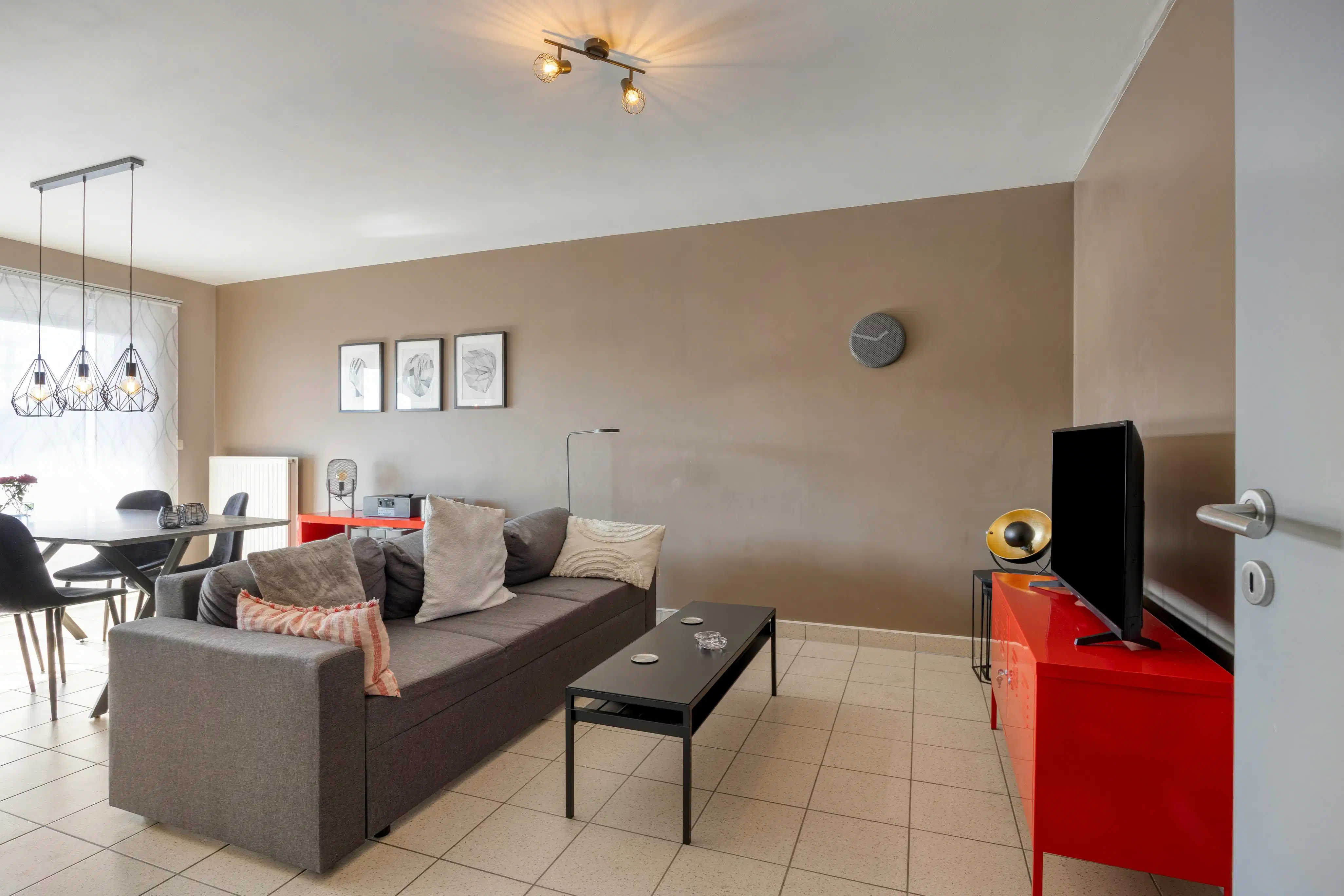 Goed onderhouden, ruim appartement te koop in centrum Maaseik foto 2