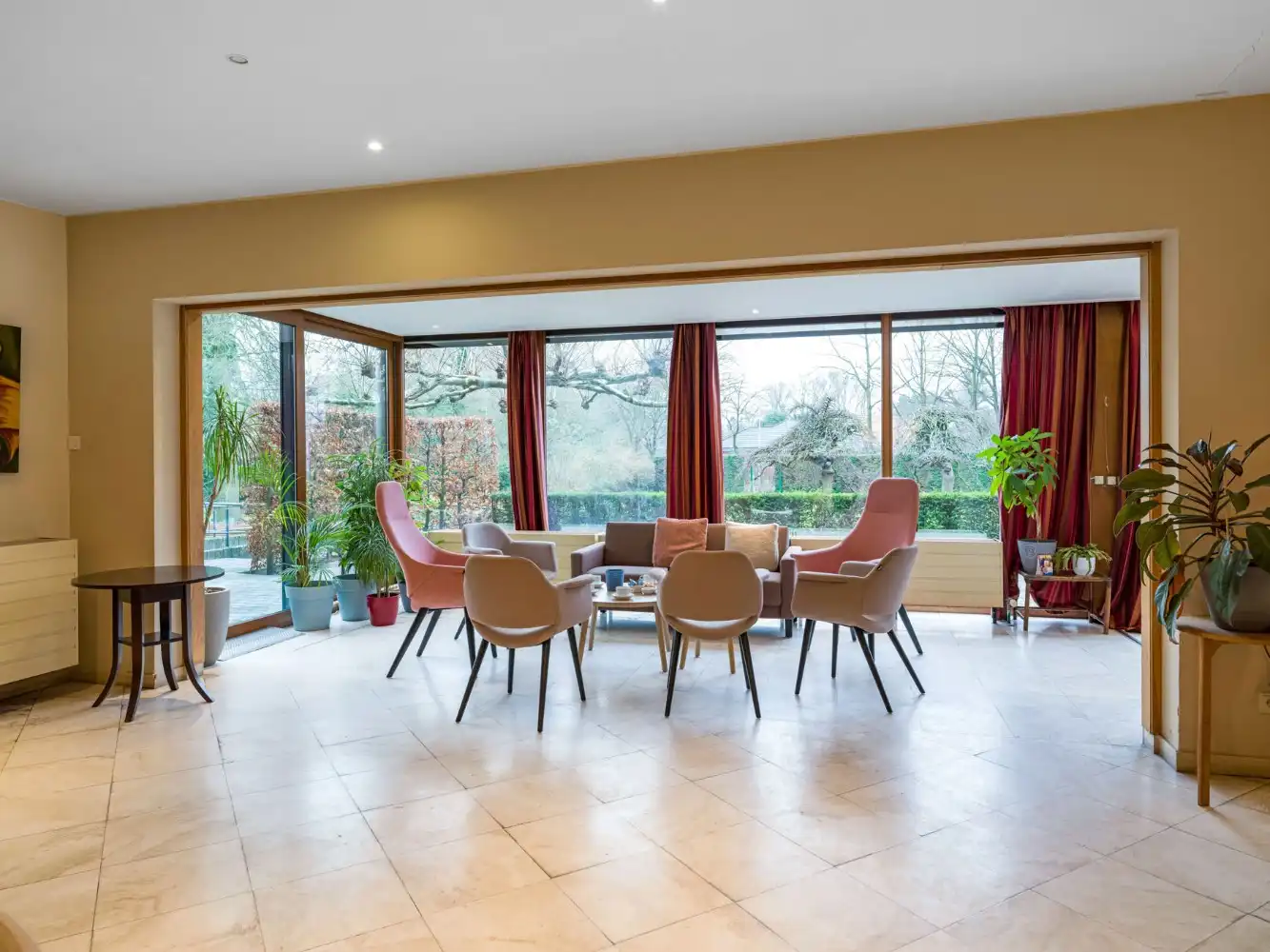 Nette serviceflat op 1e verd. met terras foto 13