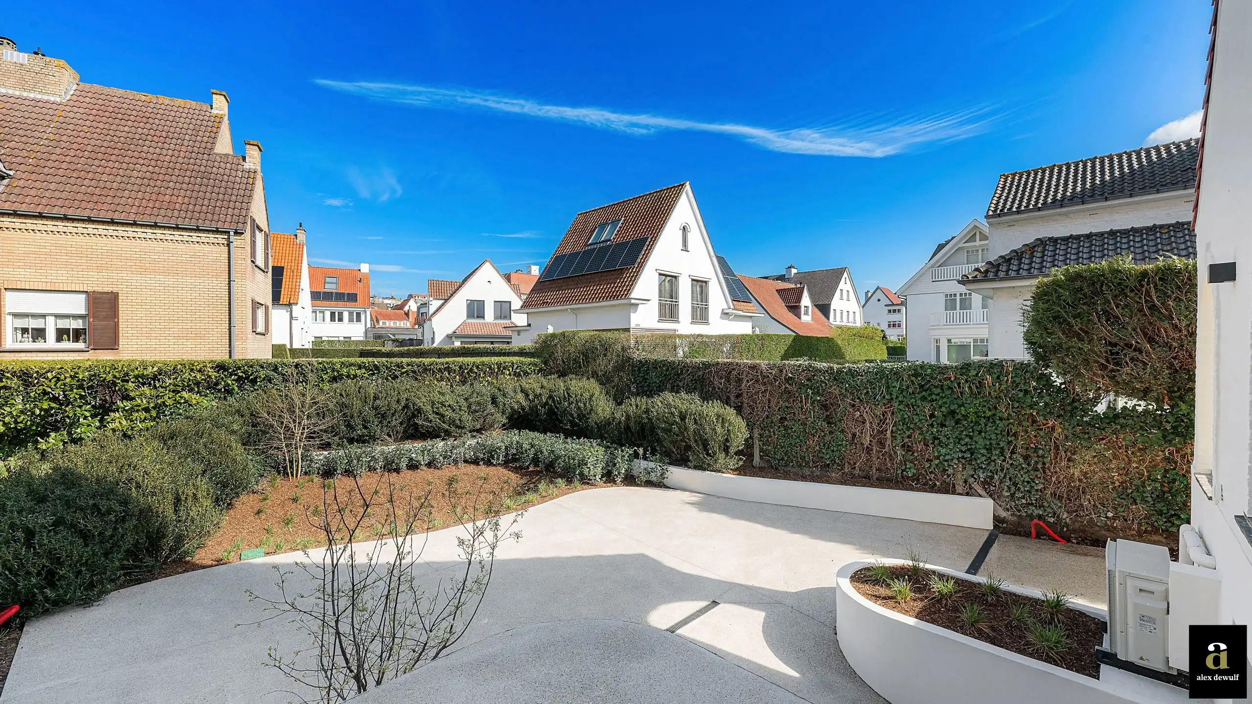 Uitstekend gelegen, volledig gerenoveerde koppelvilla te Duinbergen, op wandelafstand van het strand en de duinen. foto 3