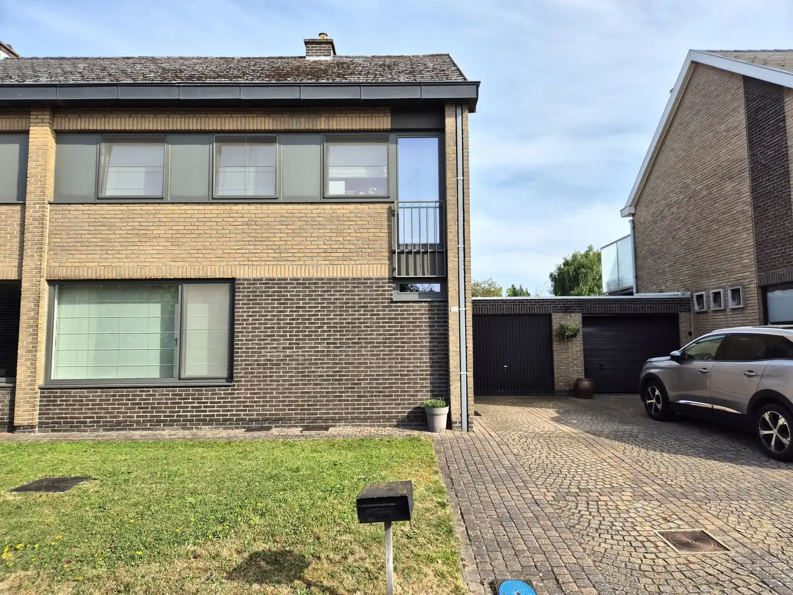 Lichtrijke halfopen woning met garage in een rustige straat foto 2