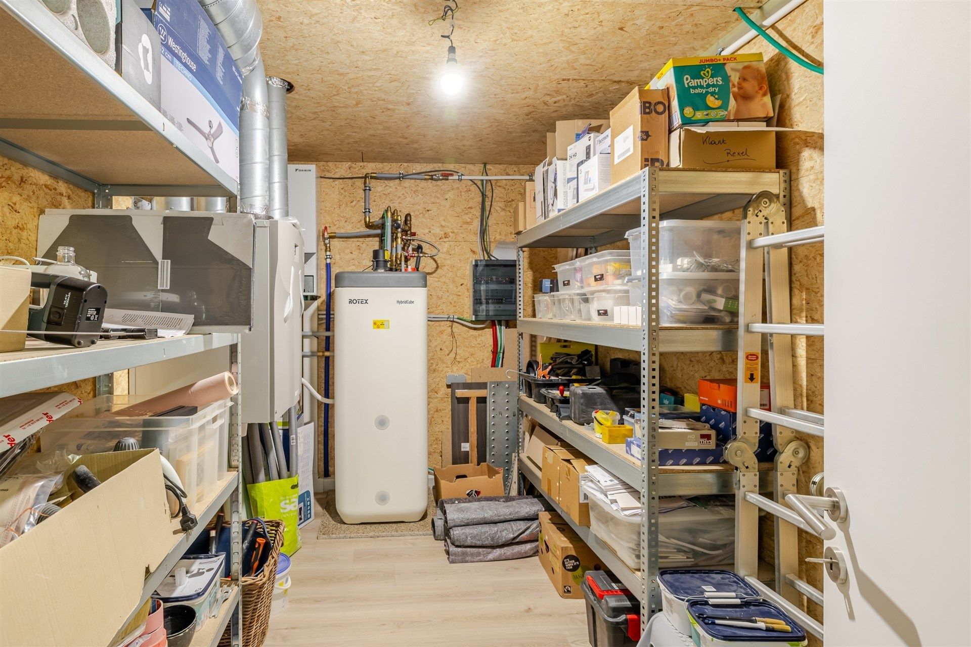 Bemeubelde ruime energiezuinige woning met grote tuin. foto 26