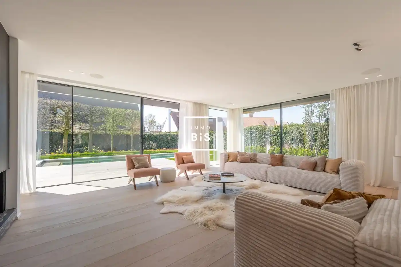 Zeer luxueuze alleenstaande nieuwbouwvilla met zwembad, grote kelder en garage foto 2