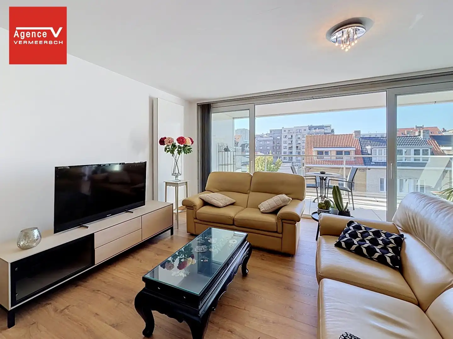 Lichtrijk woonappartement met ruim terras vlak bij zee.  foto 4