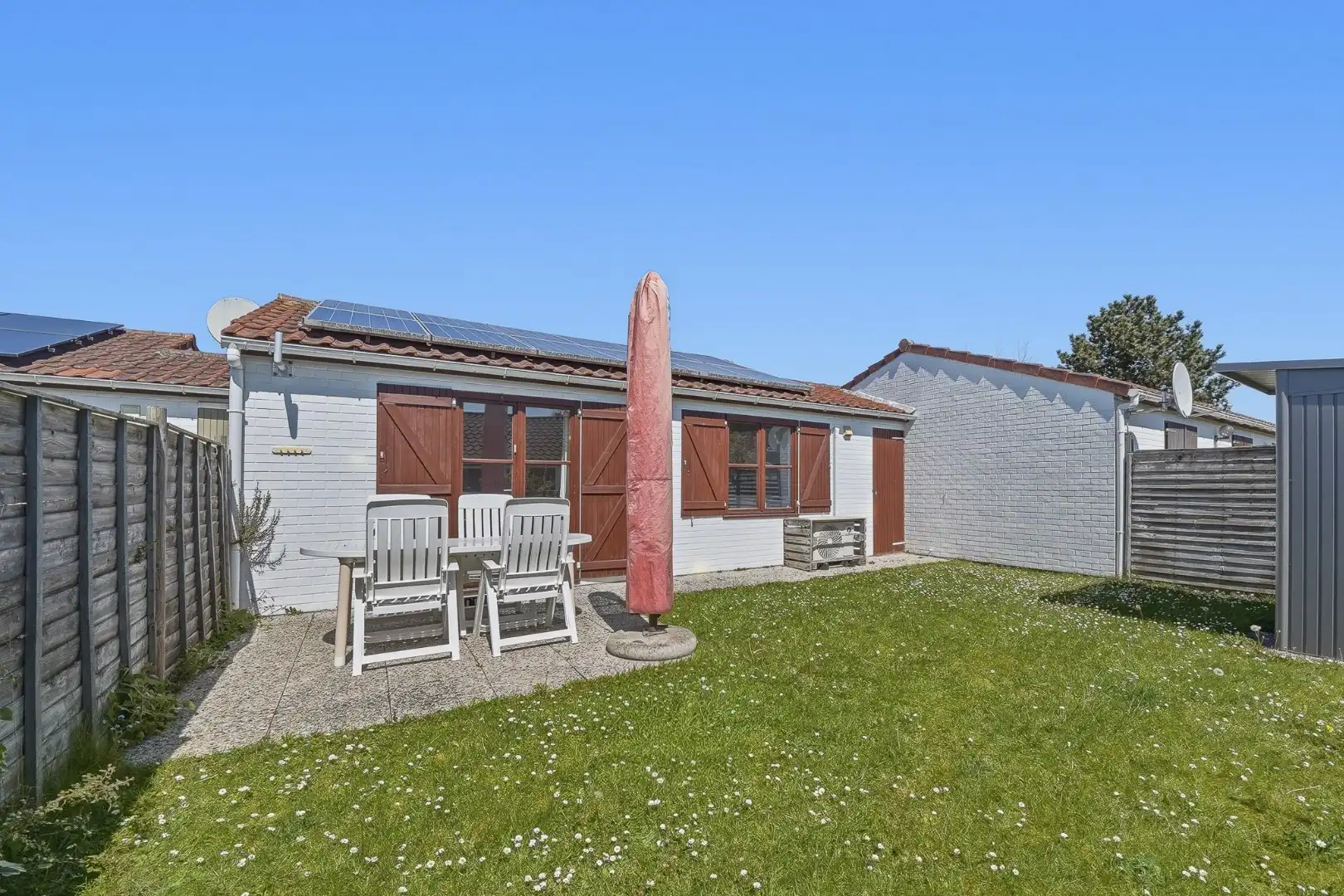 Instapklare vakantiewoning met zonnige tuin en 2 slaapkamers foto 2