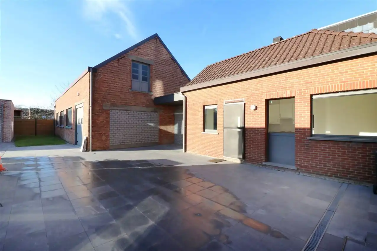 Ruime woning met drie slaapkamers en gezellige koer foto 18