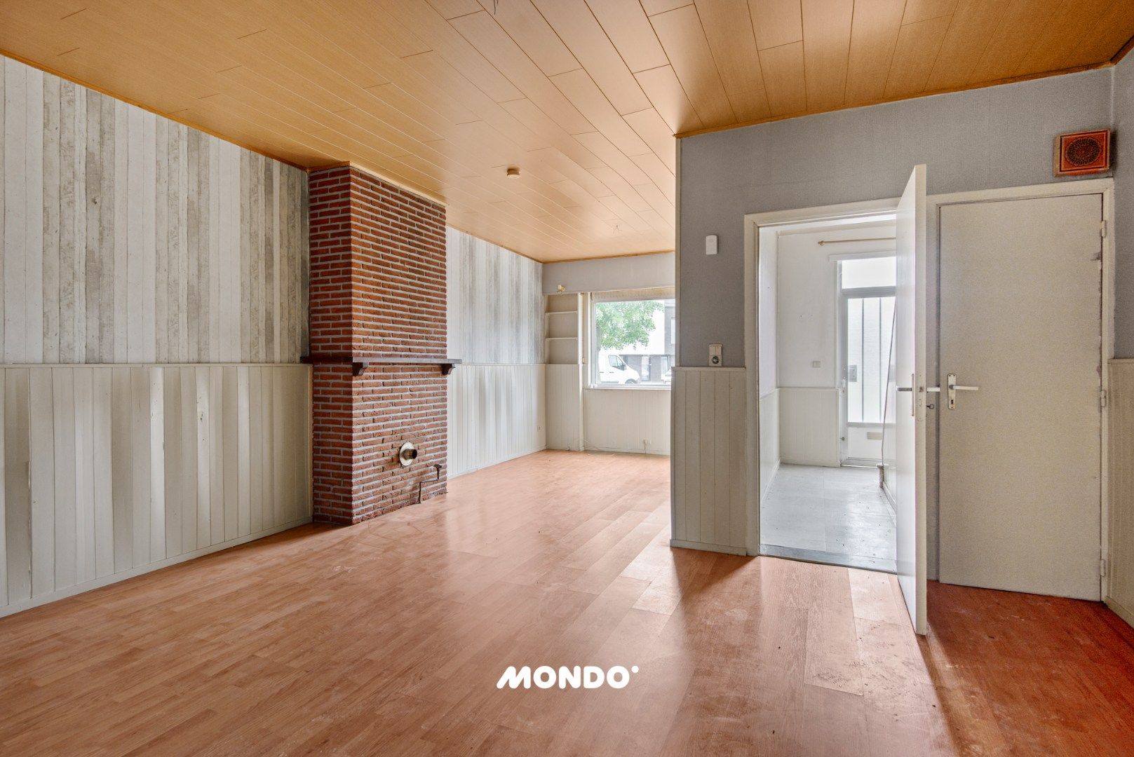 Te renoveren woning met veel potentieel!  foto 3