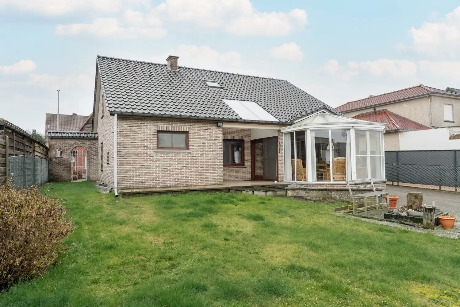 Mooie vrijstaande woning te koop vlakbij het centrum met 4 slaapkamers rustig gelegen op 10a10ca. foto 5