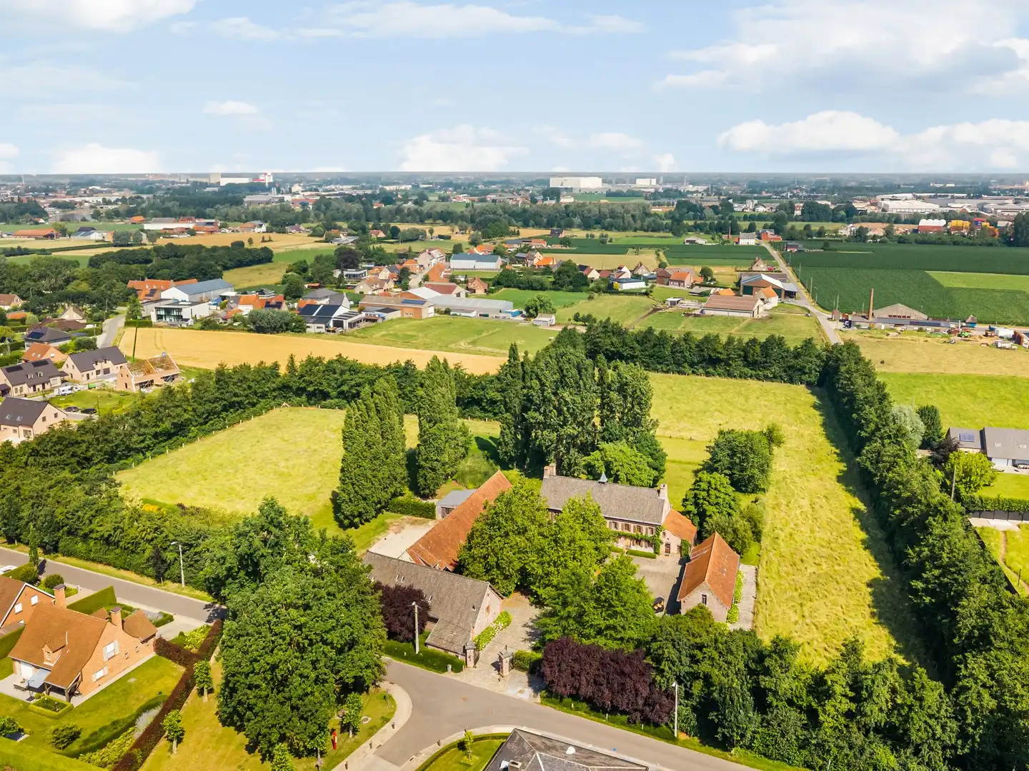Authentieke, multifunctionele vierkantshoeve in Desselgem! foto 3