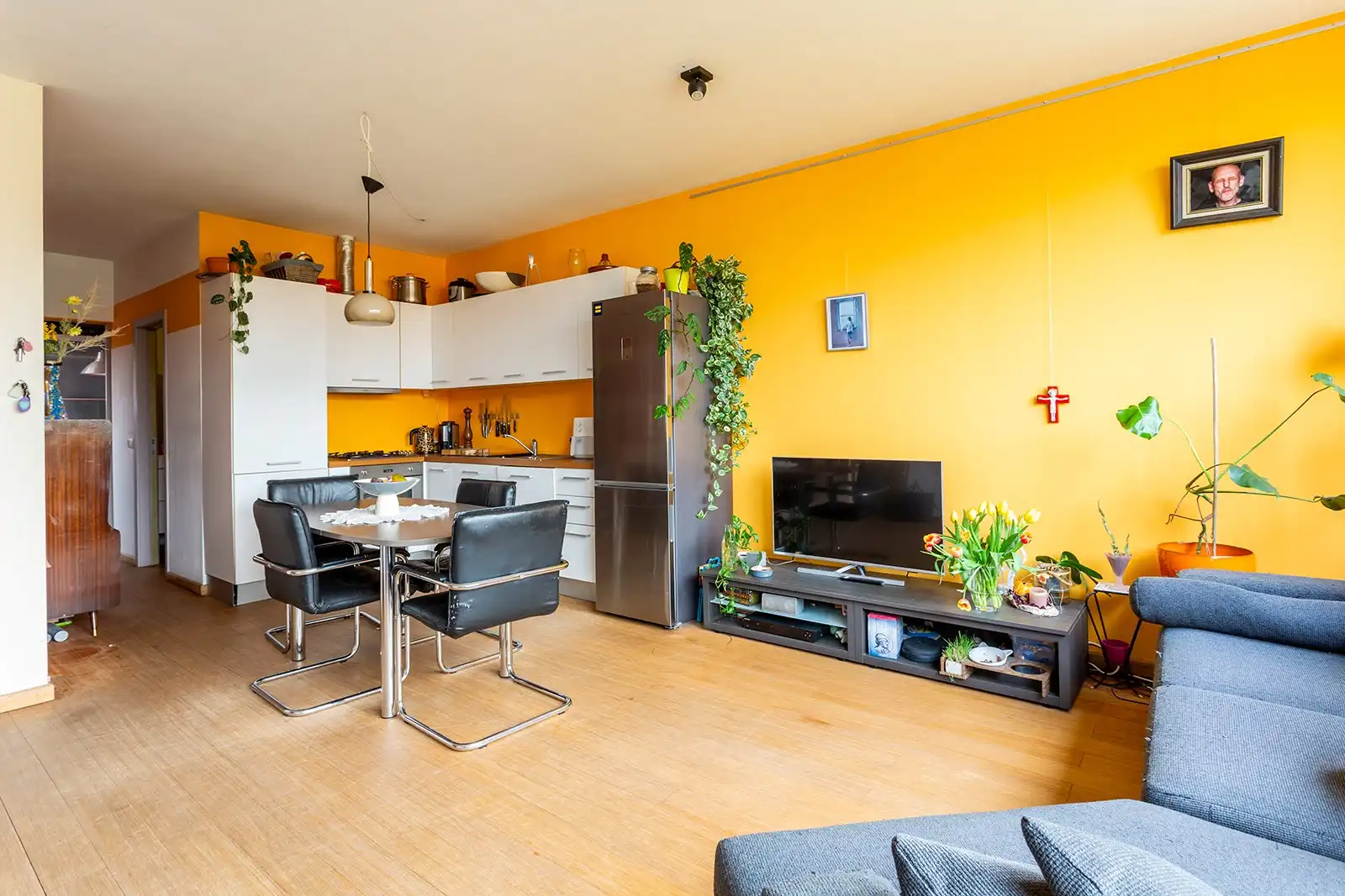 Lichtrijk appartement met terras vlak bij centrum foto 7