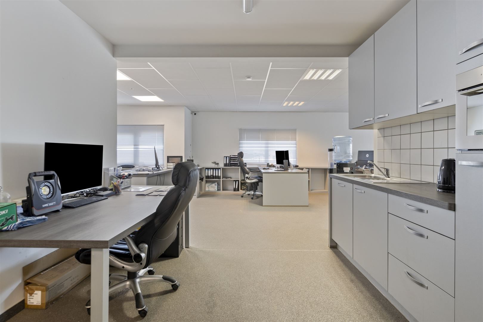 TE HUUR: Bedrijfsgebouw met kantoren te Houthalen! foto 13