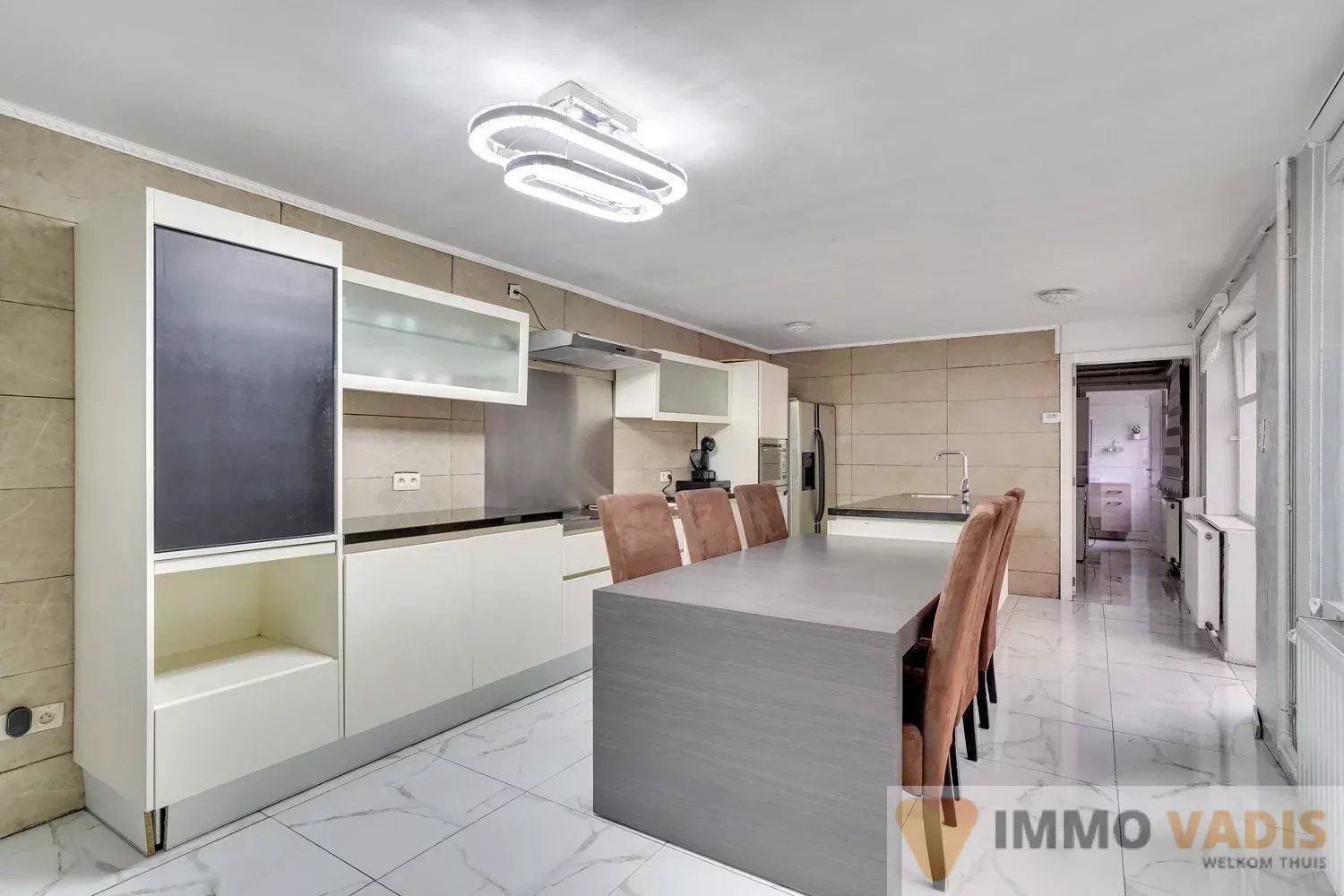 Gerenoveerde gezinswoning met vier slaapkamers foto 4