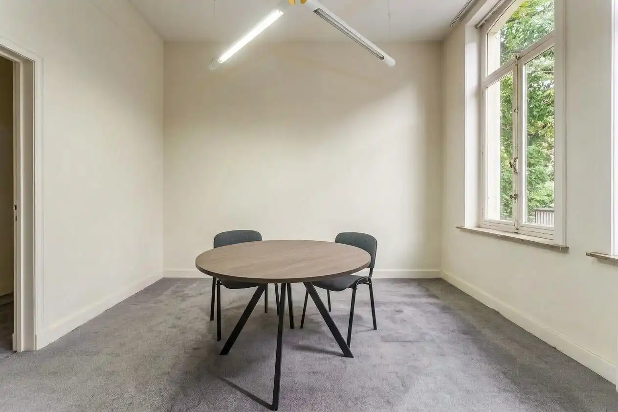 Karaktervol herenhuis uit 1874 op unieke historische locatie in Kortrijk foto 5