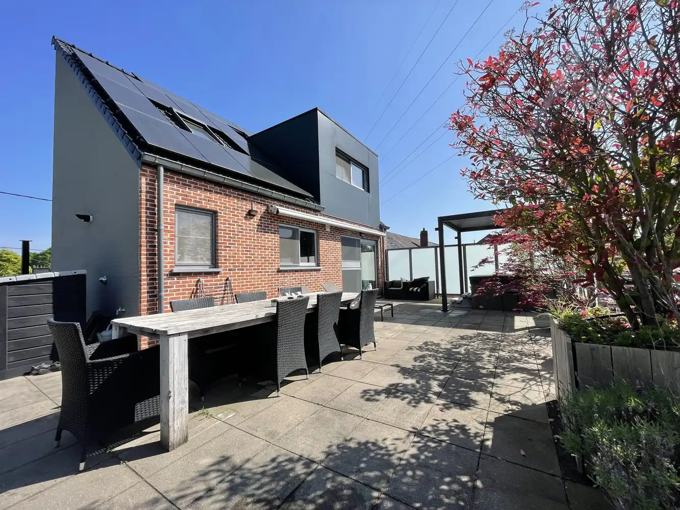 Halfopen bebouwing bestaande uit polyvalent gelijkvloers met woonst foto {{pictureIndex}}