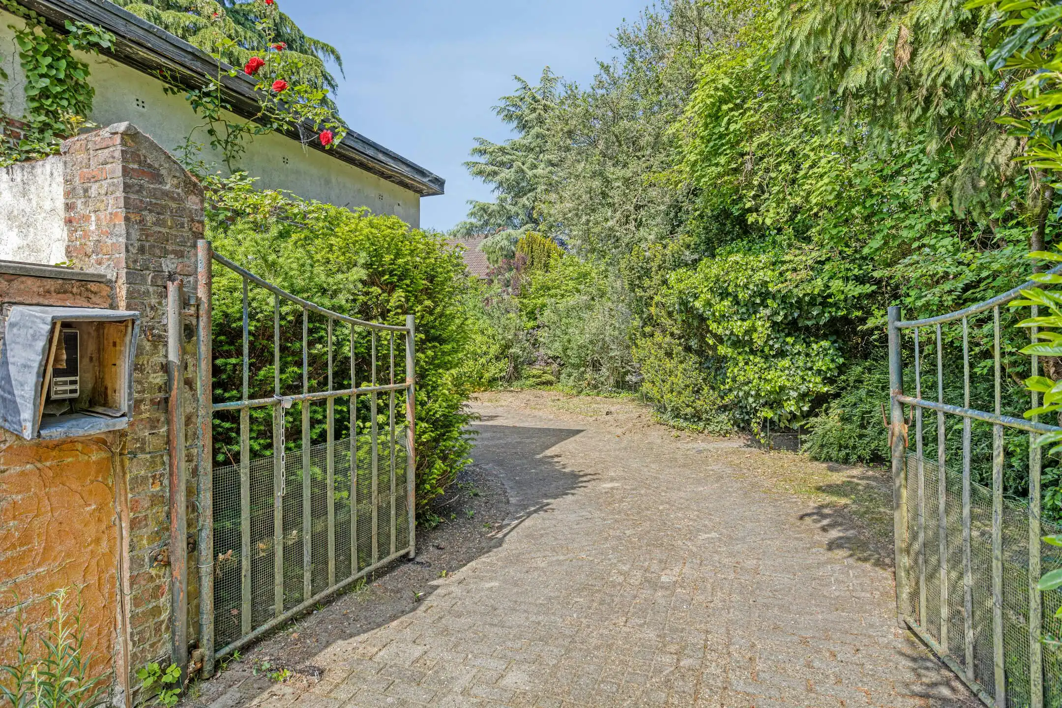 Deels te renoveren villa of tweewoonst met parktuin in Boom foto 5