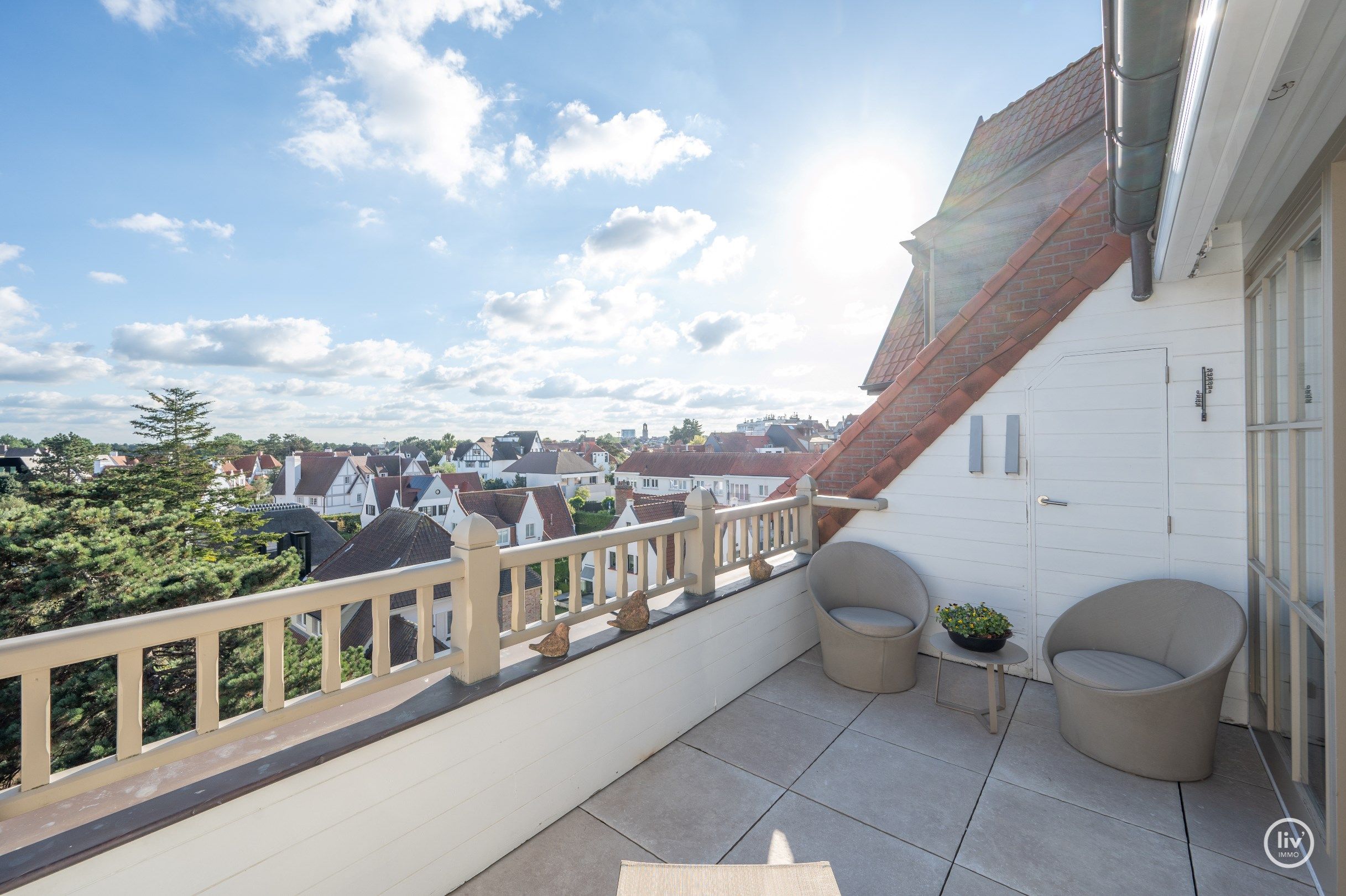  Uitzonderlijk dakappartement met een schitterend zonneterras en een prachtig open zicht over de villa's van het Zoute, gelegen tussen het centrum van Knokke. foto 1