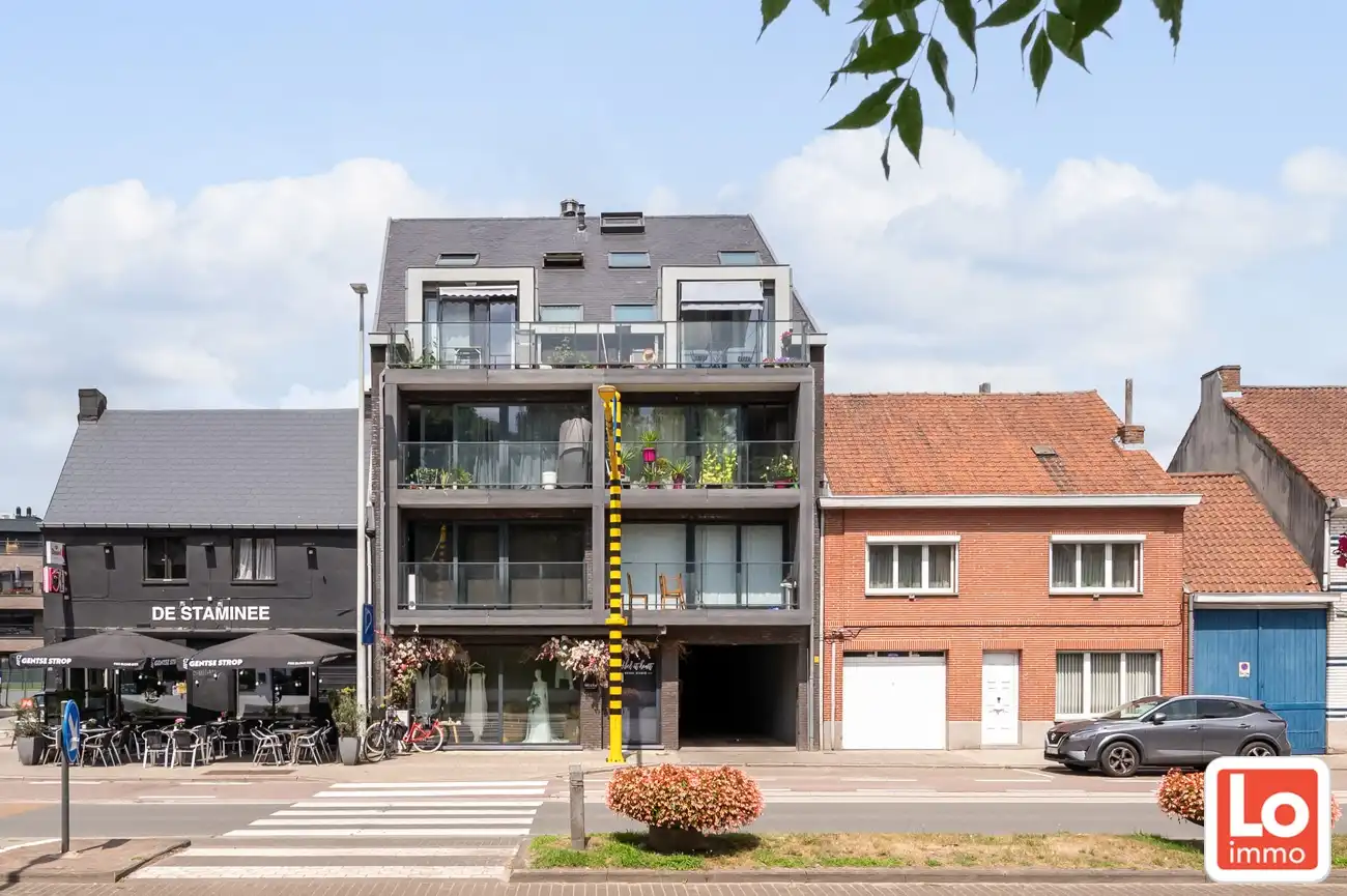 Opbrengsteigendom met 6 appartementen te koop met telkens 2 slaapkamers foto {{pictureIndex}}