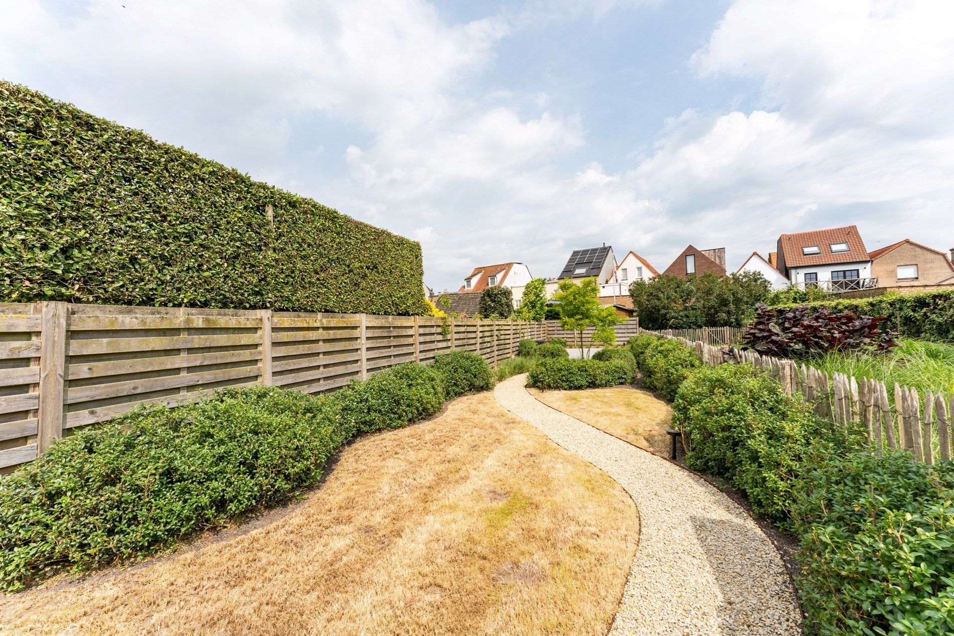 Volledig gerenoveerde woning met 4 slaapkamers, parkeerplaats en volledig aangelegde tuin te Jan Devischstraat gelegen. foto 2