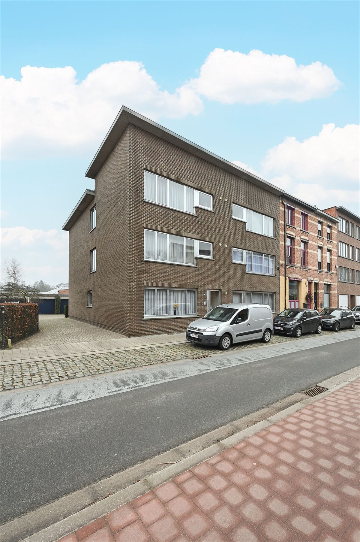 Gebouw met 6 appartementen en 6 garages in Ekeren-Mariaburg foto {{pictureIndex}}