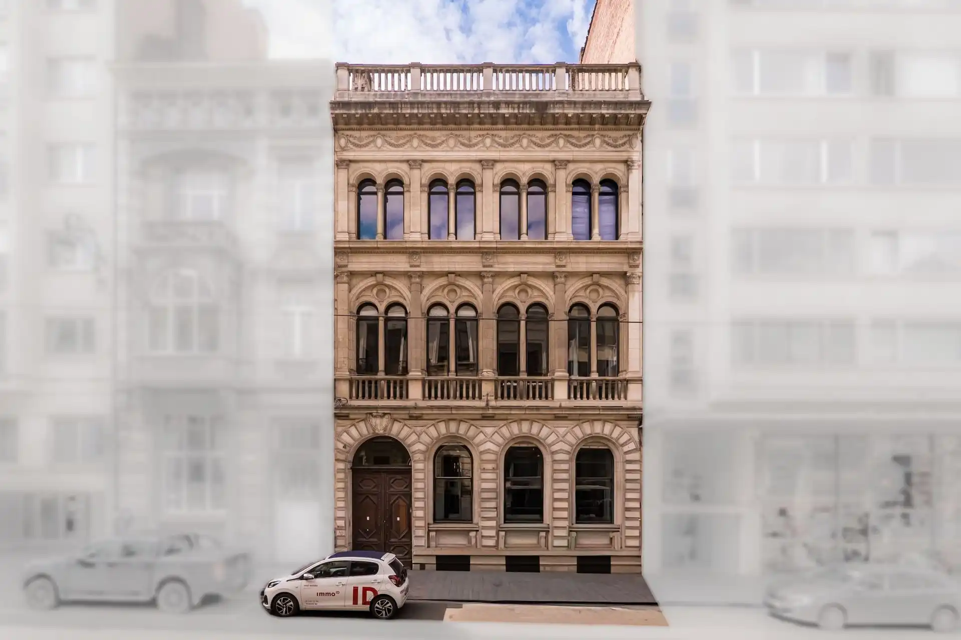 Uitzonderlijk huis op een steenworp afstand van de Louizalaan : foto {{pictureIndex}}