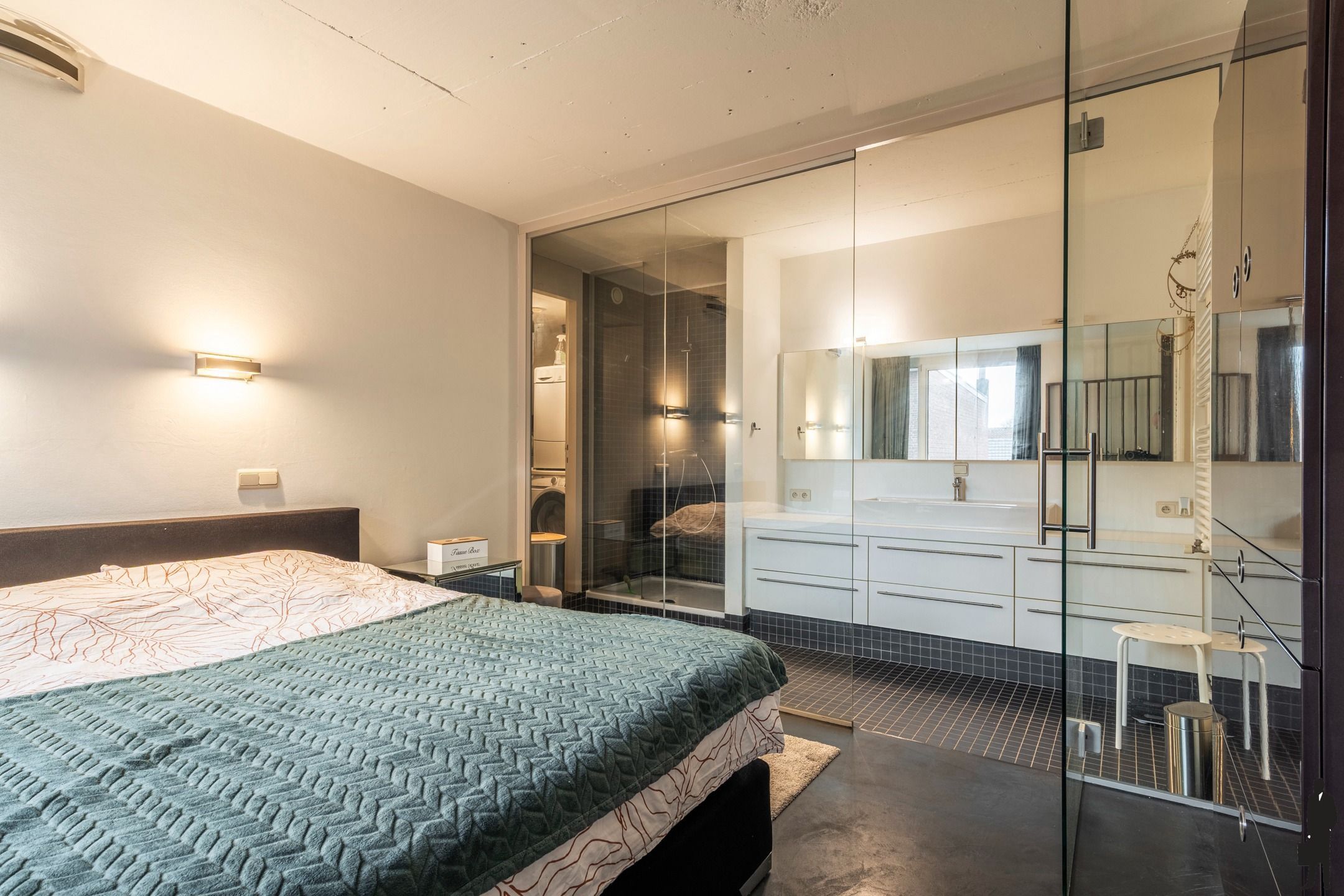 Stijlvol bemeubeld appartement van 97m² met unieke bankkluis foto 11