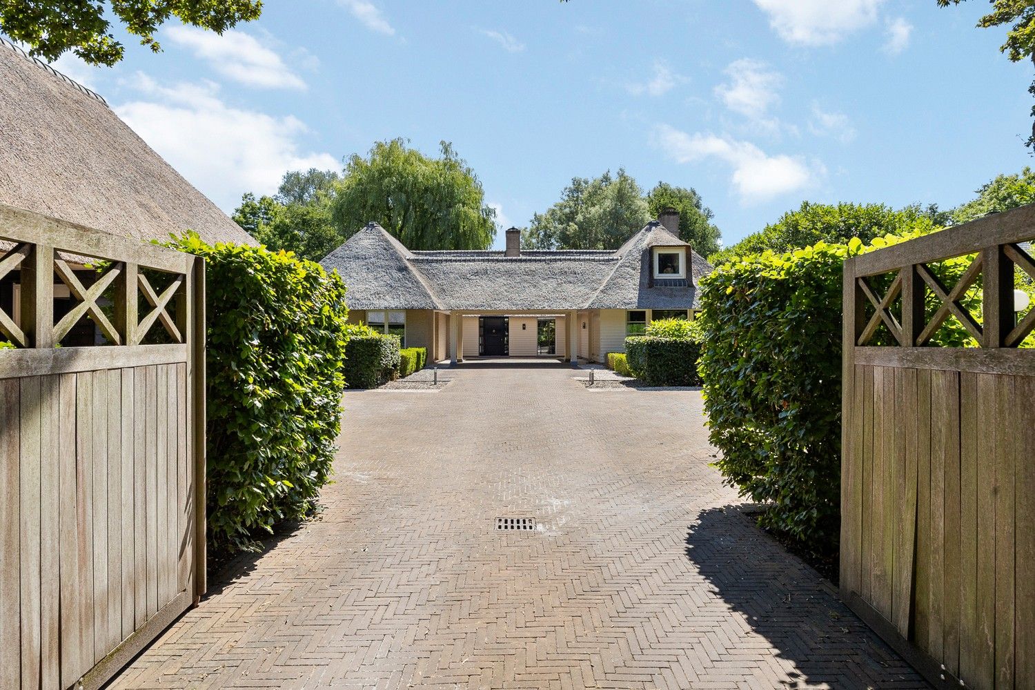 Architecturale rietgedekte villa op 5.717 m² grond foto {{pictureIndex}}