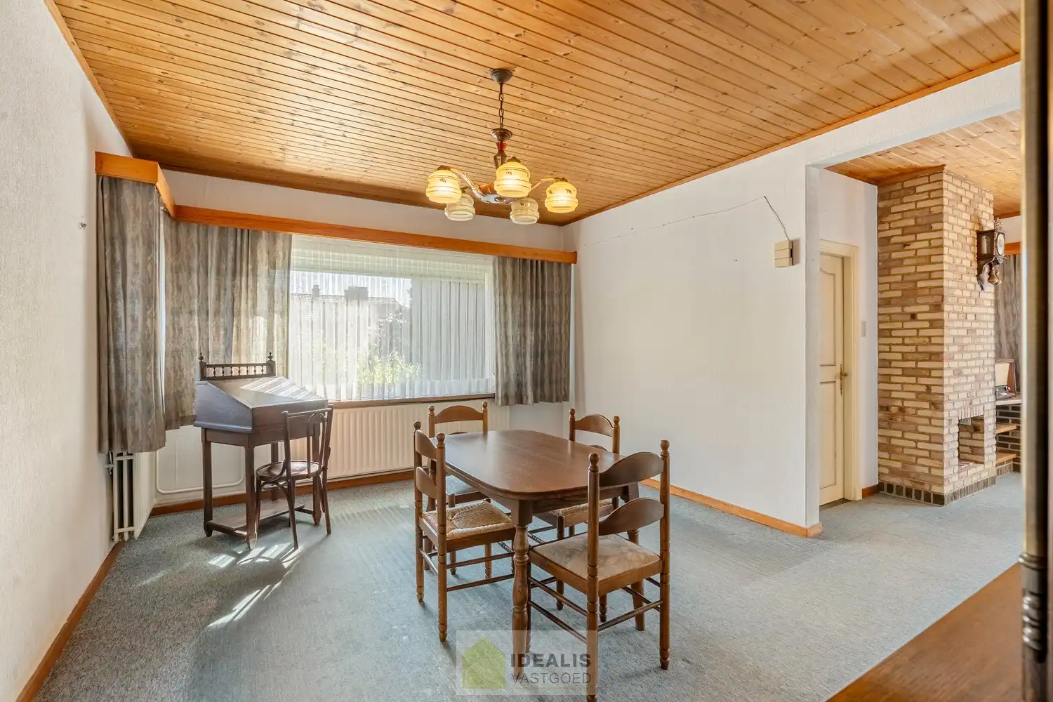IDEALIS VASTGOED - Aangename vrijstaande woning op toplocatie te Boseind, Pelt. Deze woning omvat maar liefst +-149m² netto bewoonbare oppervlakte op een perceel van 6a 35ca met een ruime woonkamer met aansluitend uitgeruste keuken, maar liefst 3 slaapkamers of 2 slaapkamers met ruime dressing, badkamer, wasplaats, veranda en zeer ruime garage vlakbij de dorpskern van Boseind, Pelt! Uiterst geschikt voor kandidaten op zoek naar een naar eigen wens te renoveren betaalbare woning. foto 6