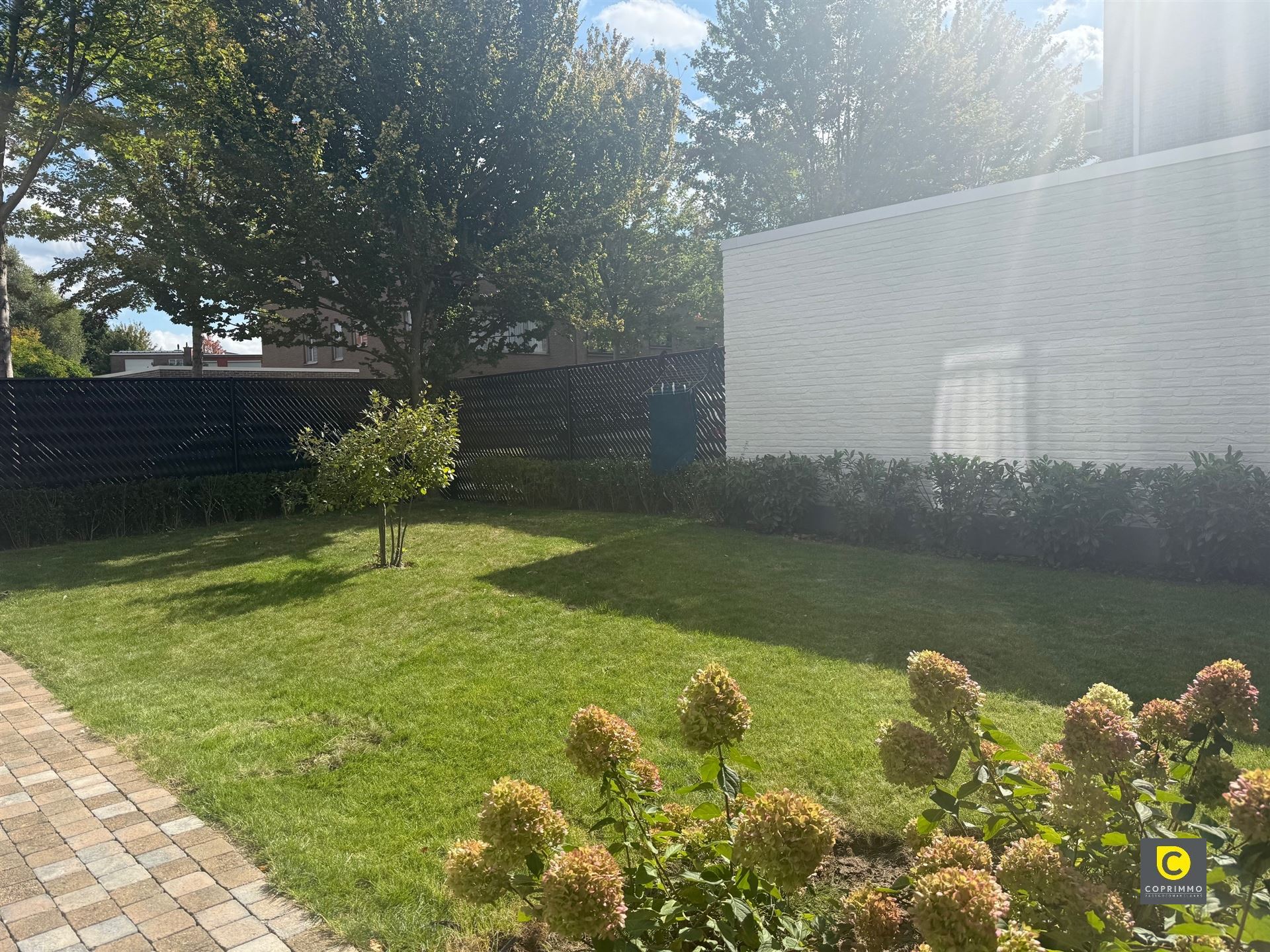 Gelijkvloers app. 2 slk, tuin en P  foto 3
