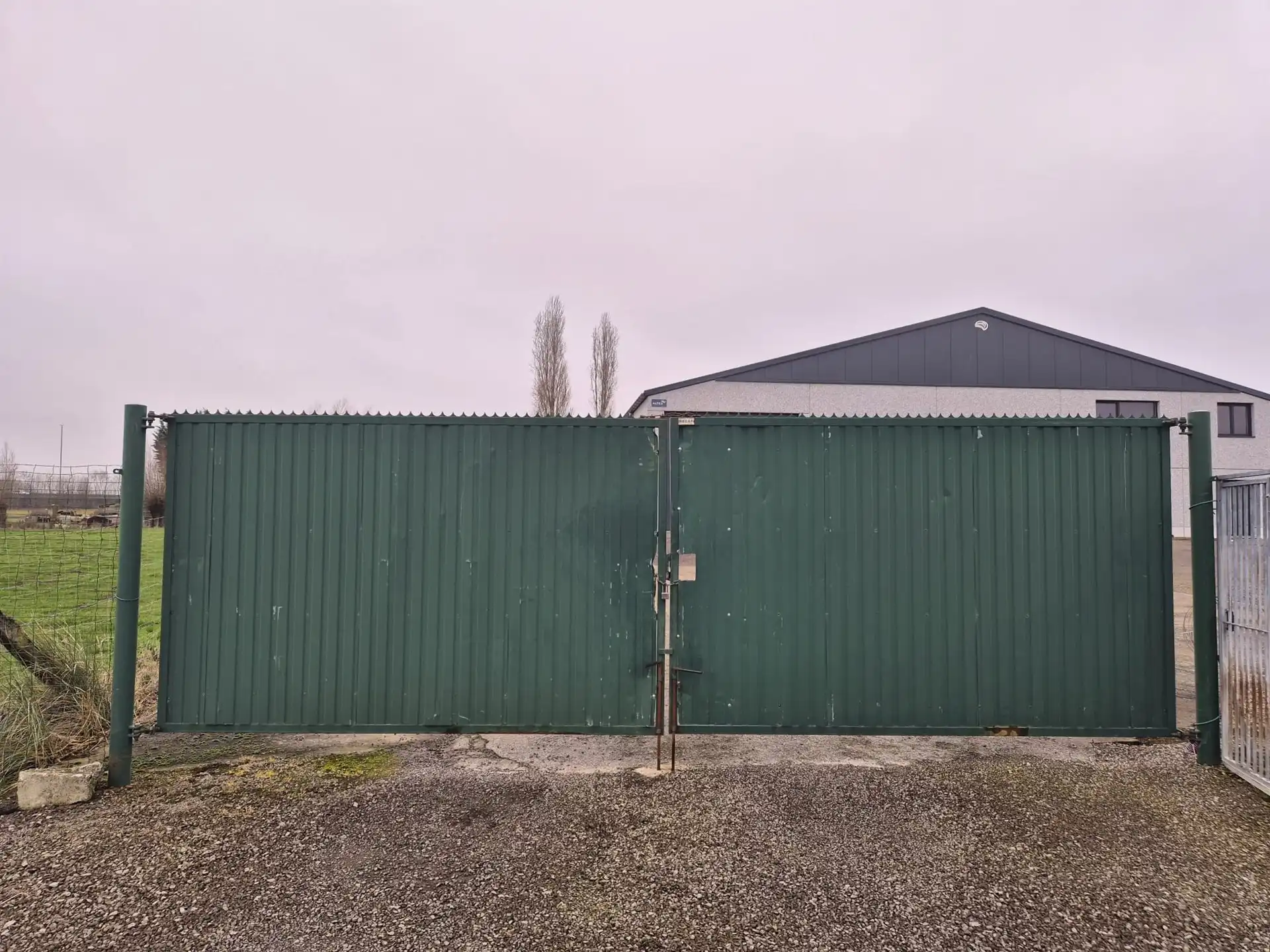 Loods van ± 1.000 m² met ruime buitenopslag. foto 17