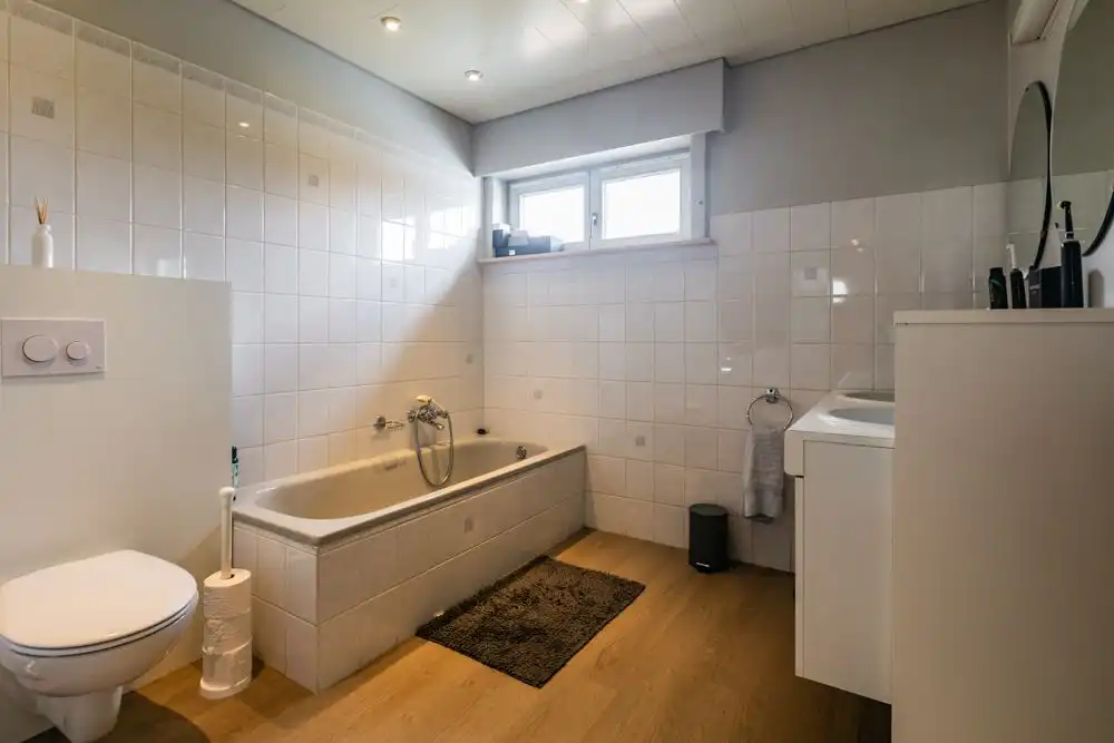 Ruime halfopen woning met garage, carport en tuin foto 17