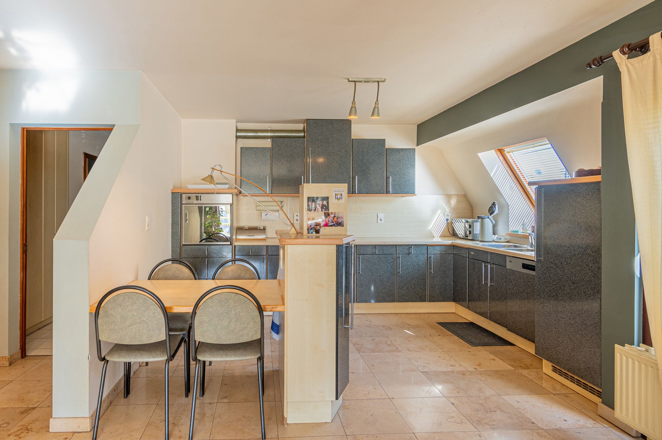 Ruim 3-slaapkamerappartement met garage foto 4