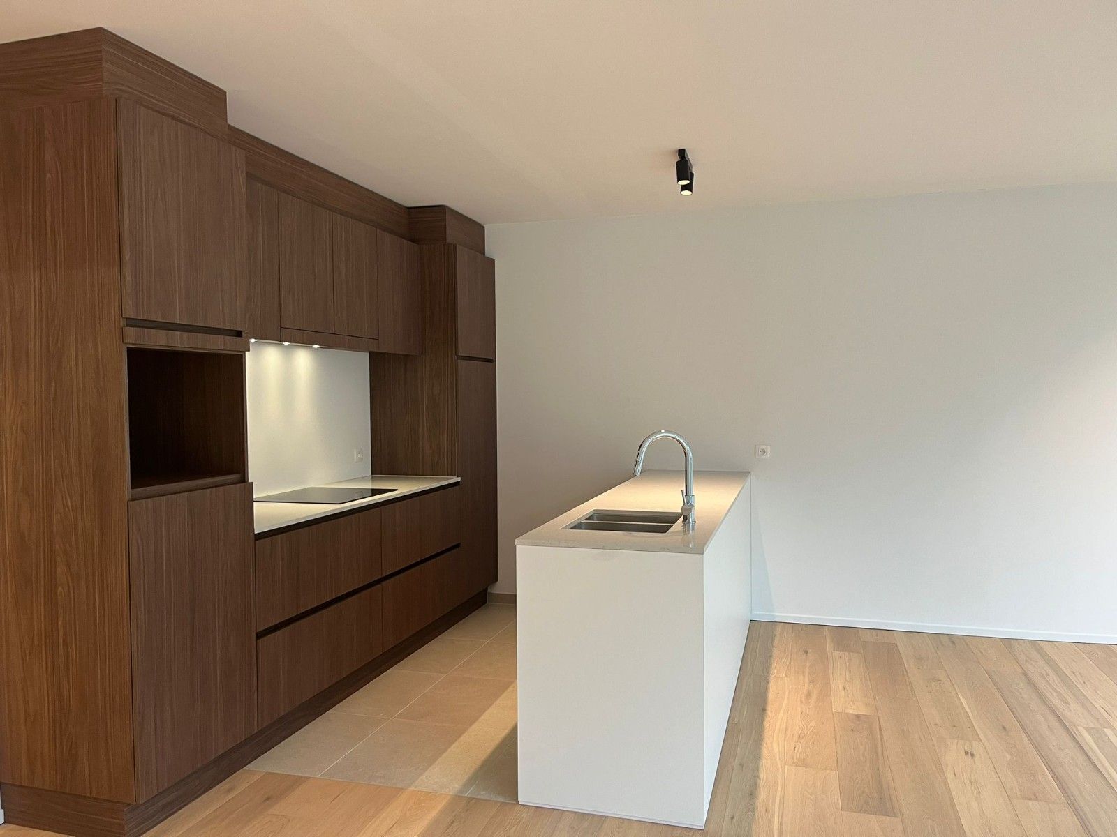 TE HUUR: Nieuwbouwappartement met 2 slaapkamers en dubbele terrassen foto 5