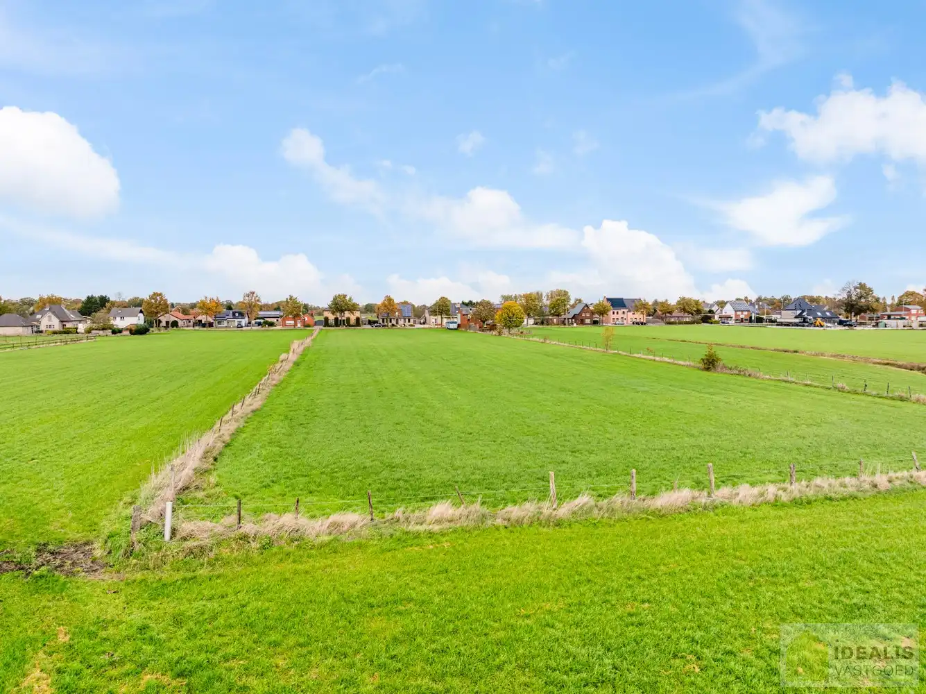Prachtig perceel bouwgrond voor halfopen bebouwing met een totale oppervlakte van 6a 50ca. Het betreft een landelijk gelegen kavel in het rustige Wauberg (Peer). De kavel wordt gekenmerkt door haar prachtige vergezichten aan de achterzijde van het perceel. Tevens is de grond centraal gelegen t.o.v. het centrum van Peer, Meeuwen (Oudsbergen) en Houthalen-Helchteren en kan men vlot gebruik maken van de Noord-Zuidverbinding (A24). foto 5
