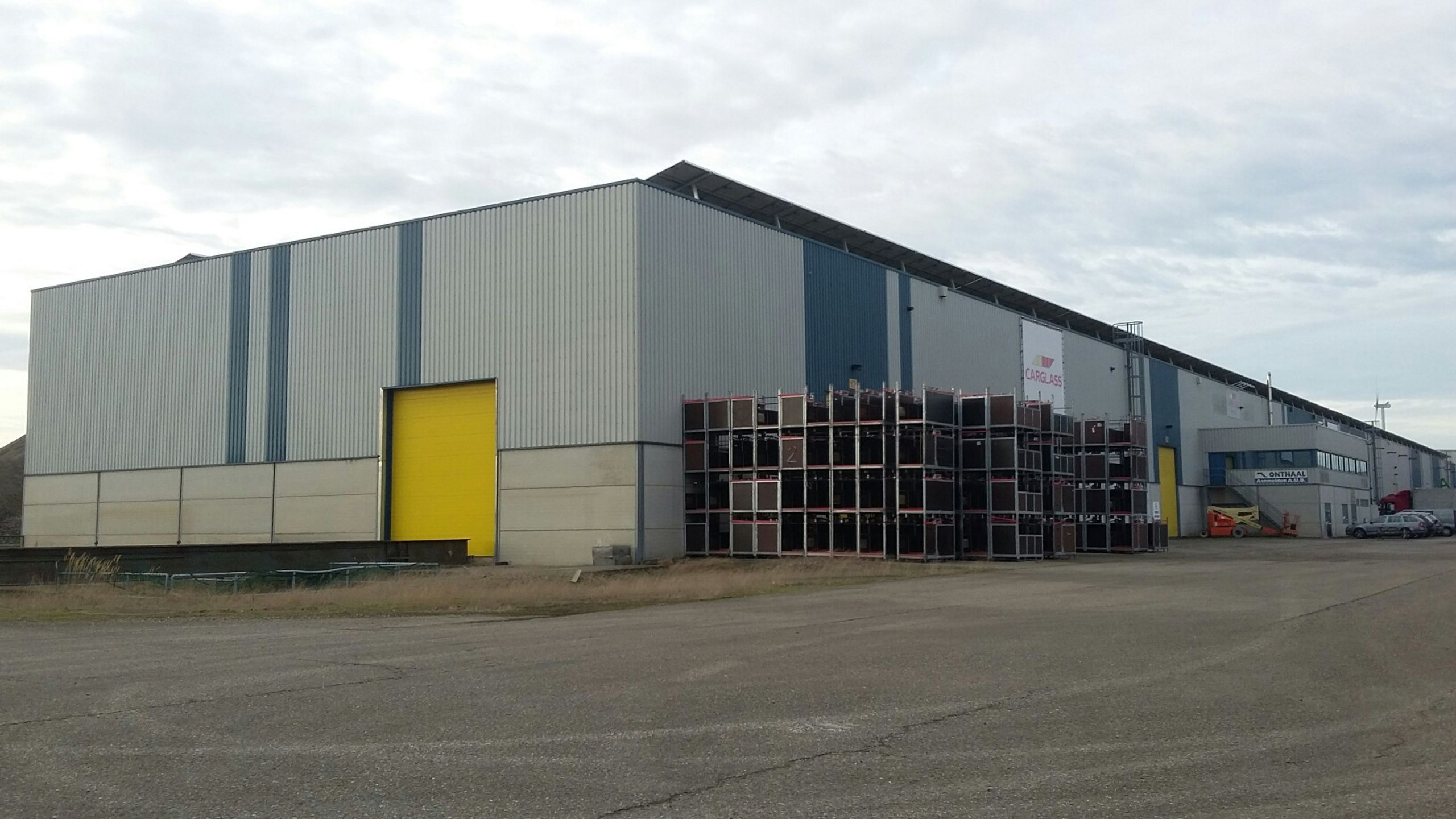 Te Huur Genk: Magazijn met kades en poort  foto 5