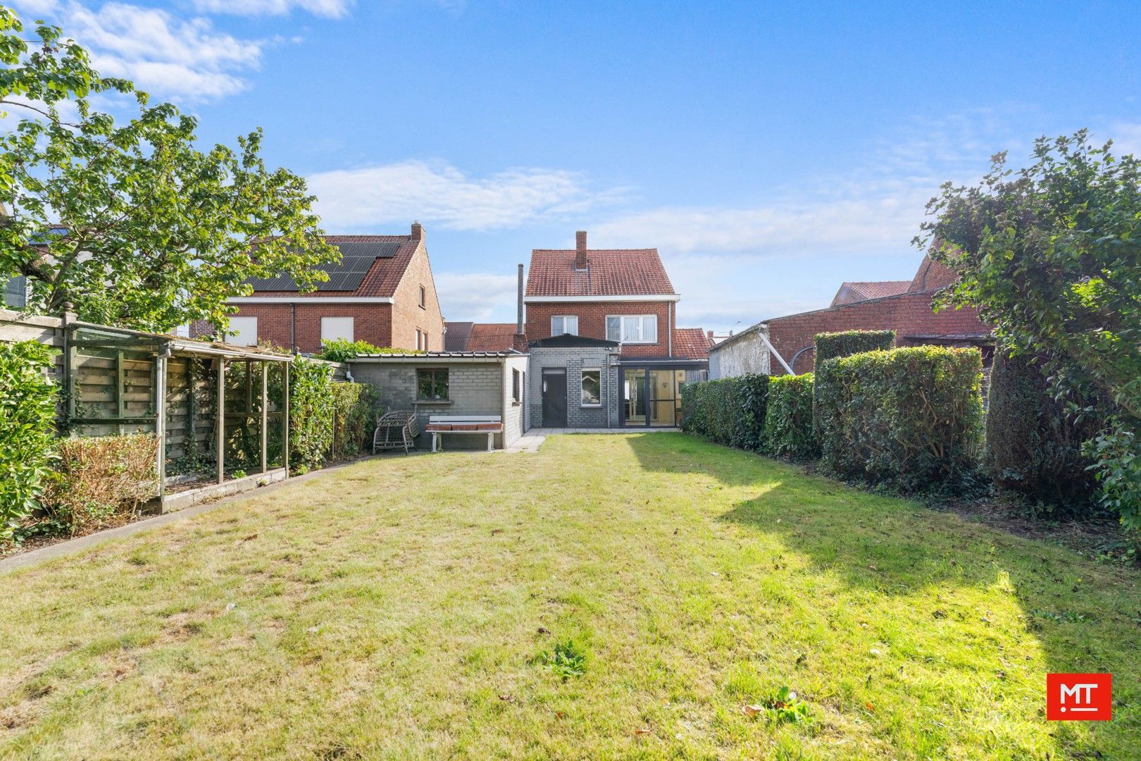 Te renoveren alleenstaande woning met 3 slaapkamers, Westgerichte tuin en garage in het centrum van Passendale foto 2