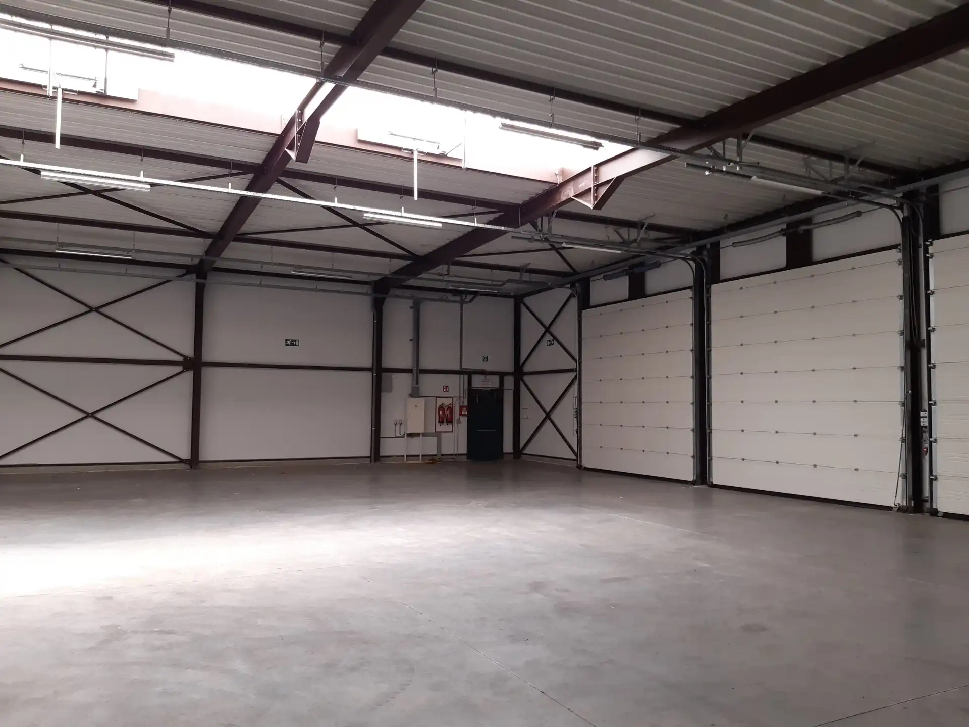 Bedrijfsunit van 575 m² te huur in Sint-Truiden. foto 3