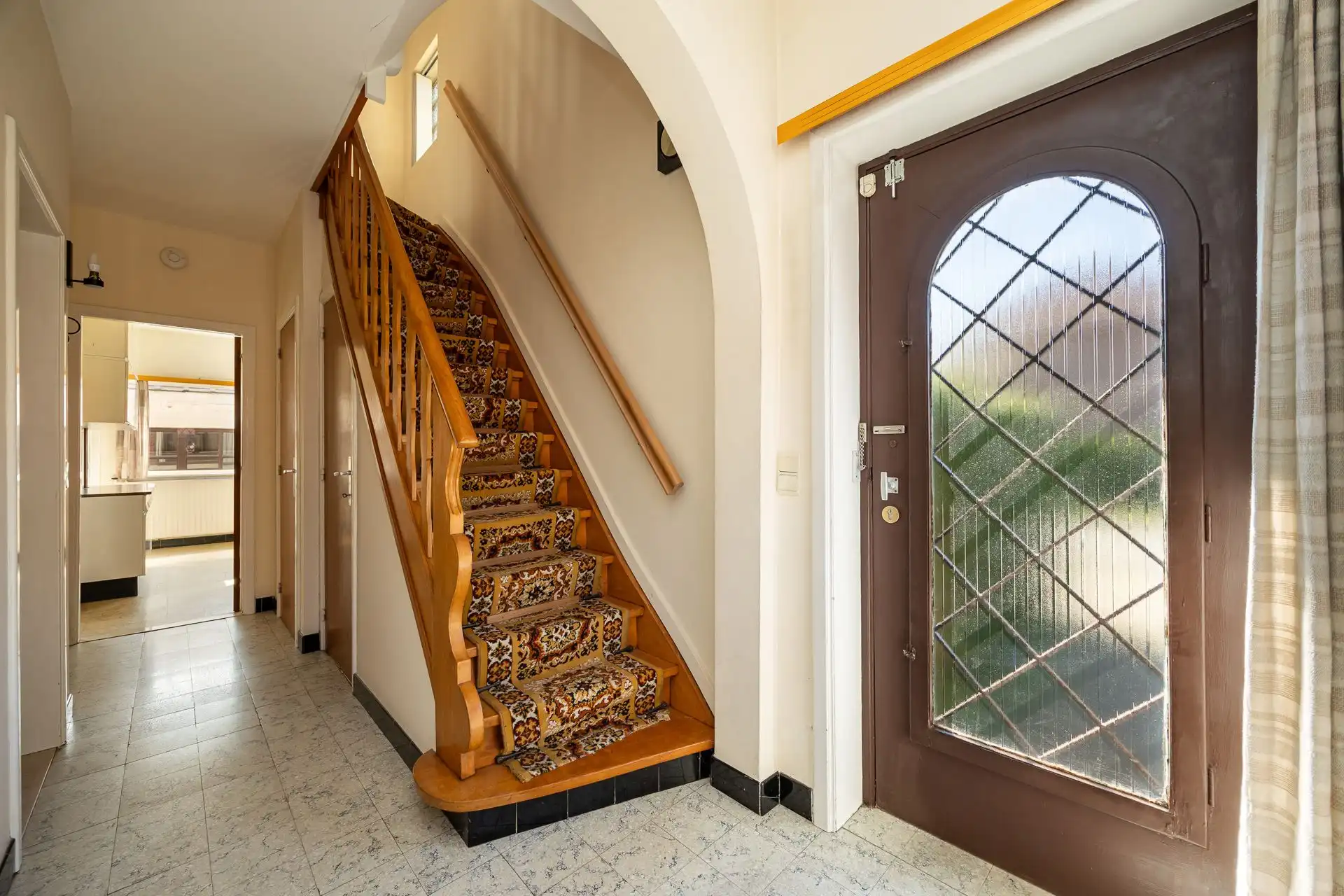 Ruime halfopen bebouwing met 5 slaapkamers, garage en zonnige tuin op toplocatie! foto 6