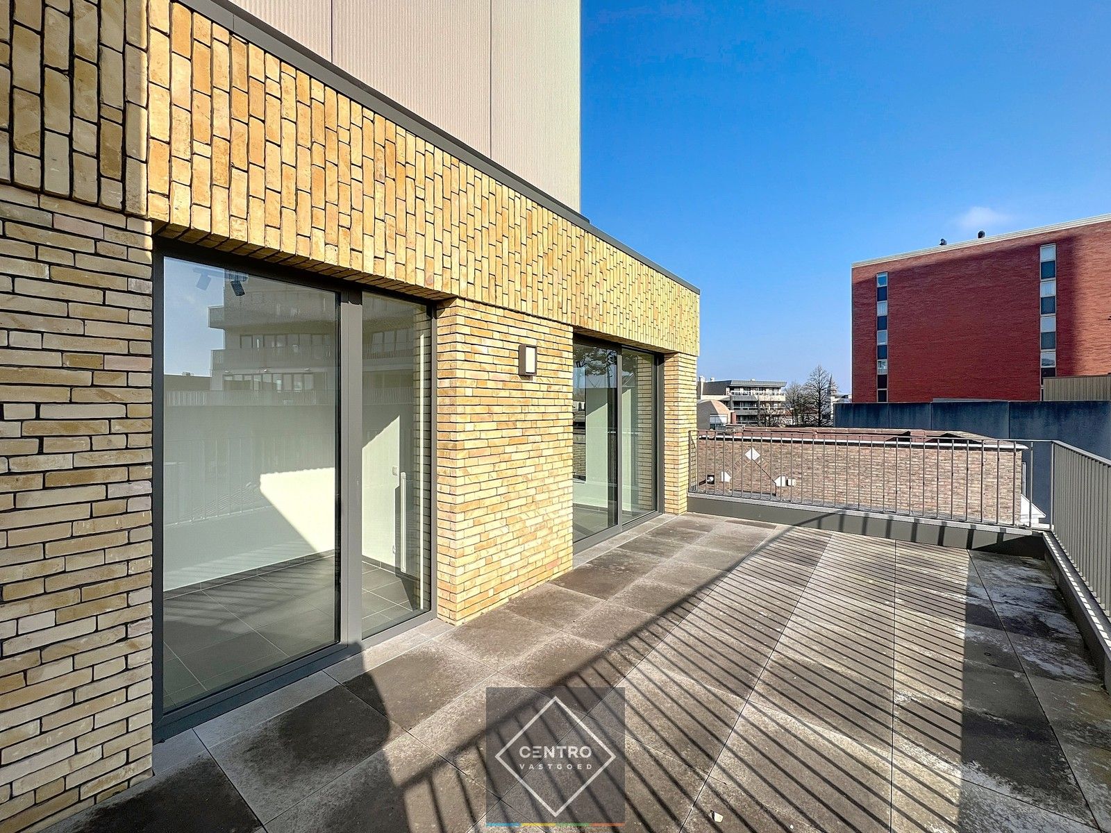 NB-appartement (103m²) met RUIM zonneterras (26m²) pal in het CENTRUM van Kortrijk ! Aankoop aan 6% BTW mogelijk! foto 2