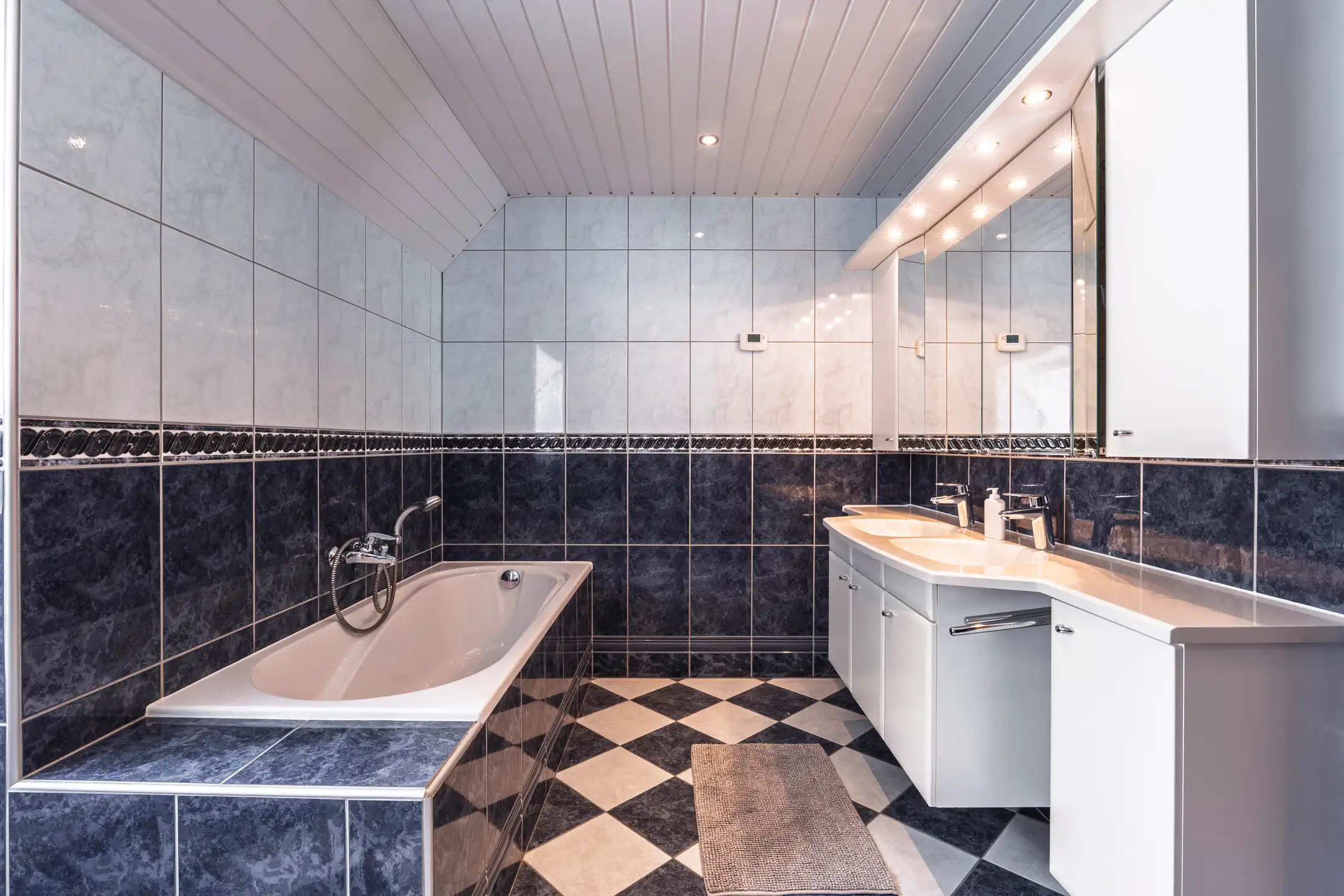 Ruime villa met aangelegde tuin foto 26