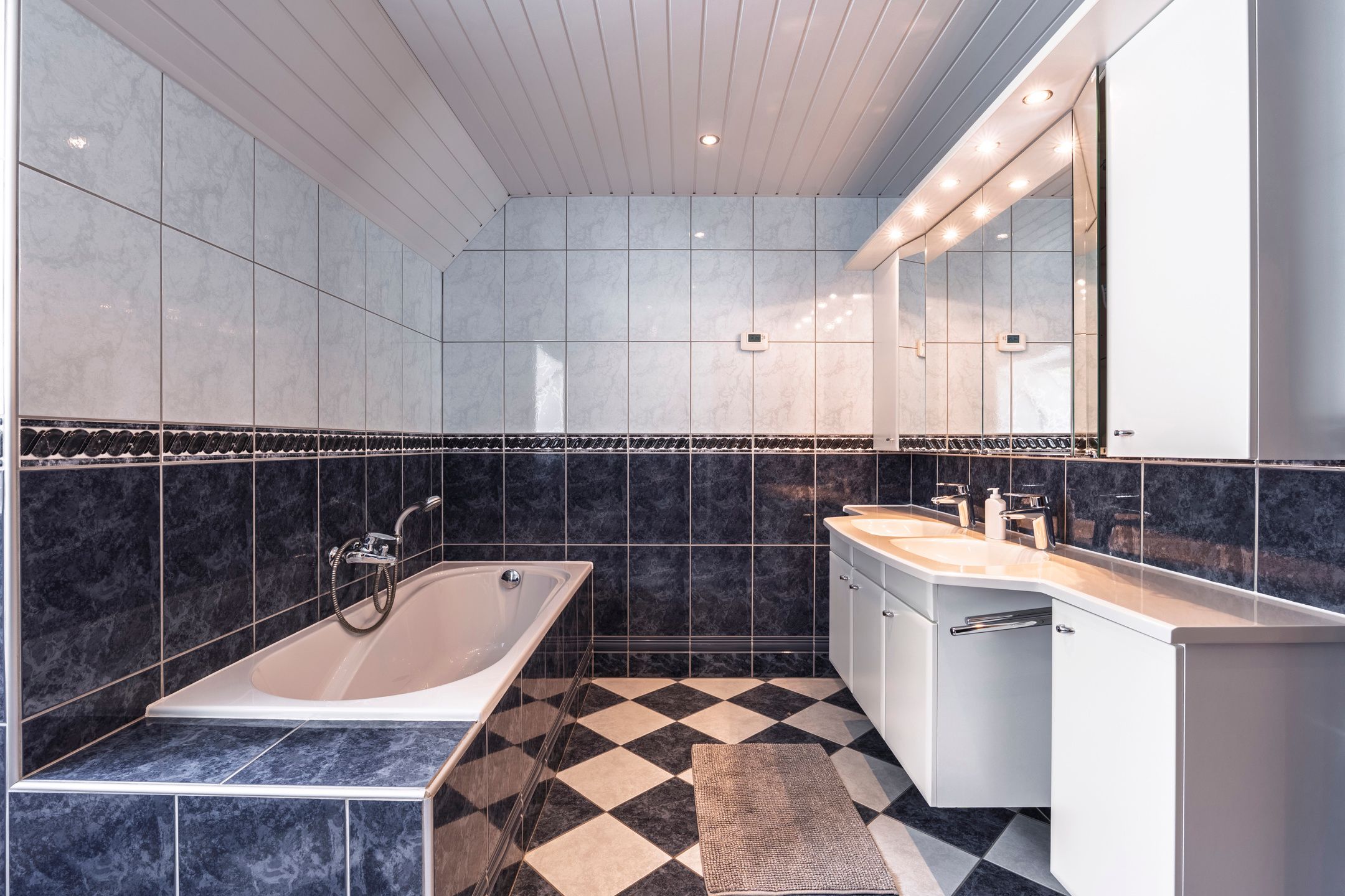 Ruime villa met aangelegde tuin foto 26